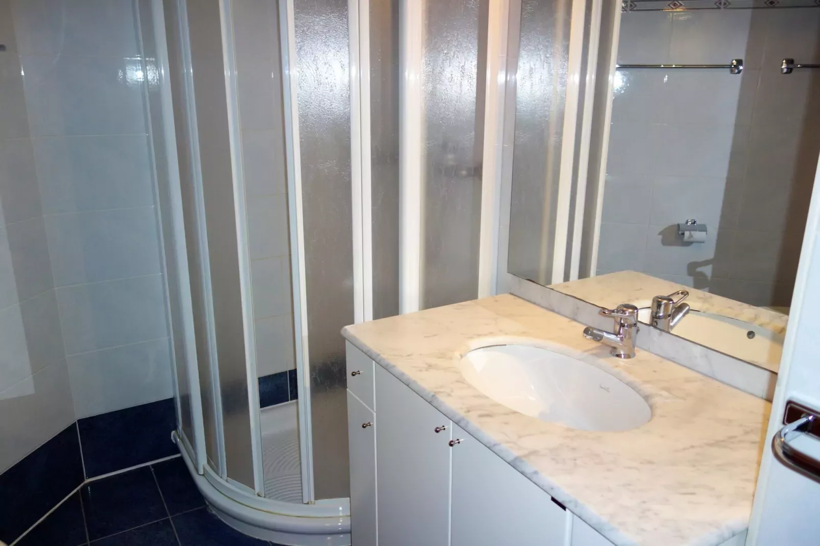 HCR 141 - COMFORTABLE apartment 8 pers-Badkamer