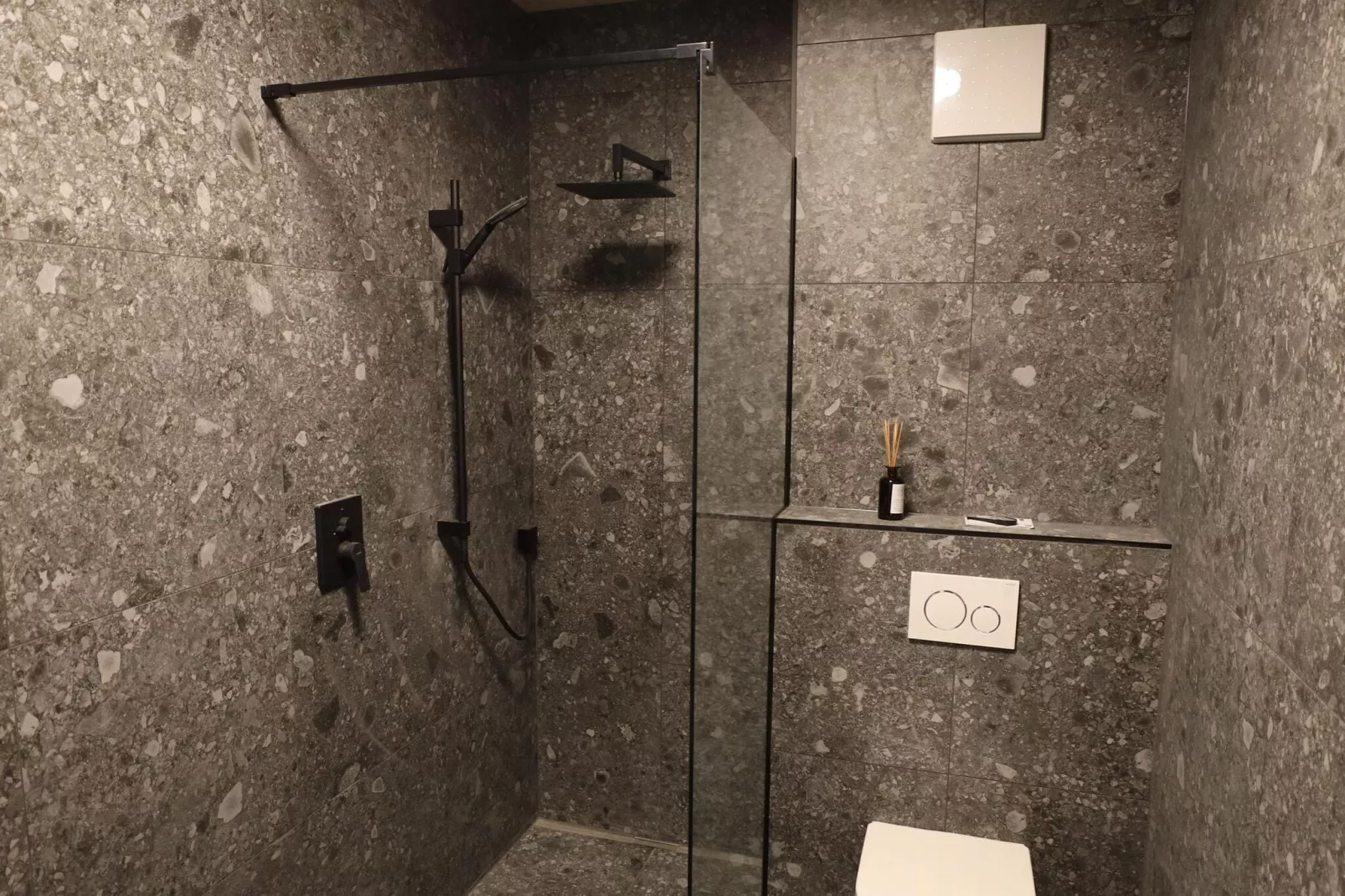 Penthouse in Mieders-Badkamer
