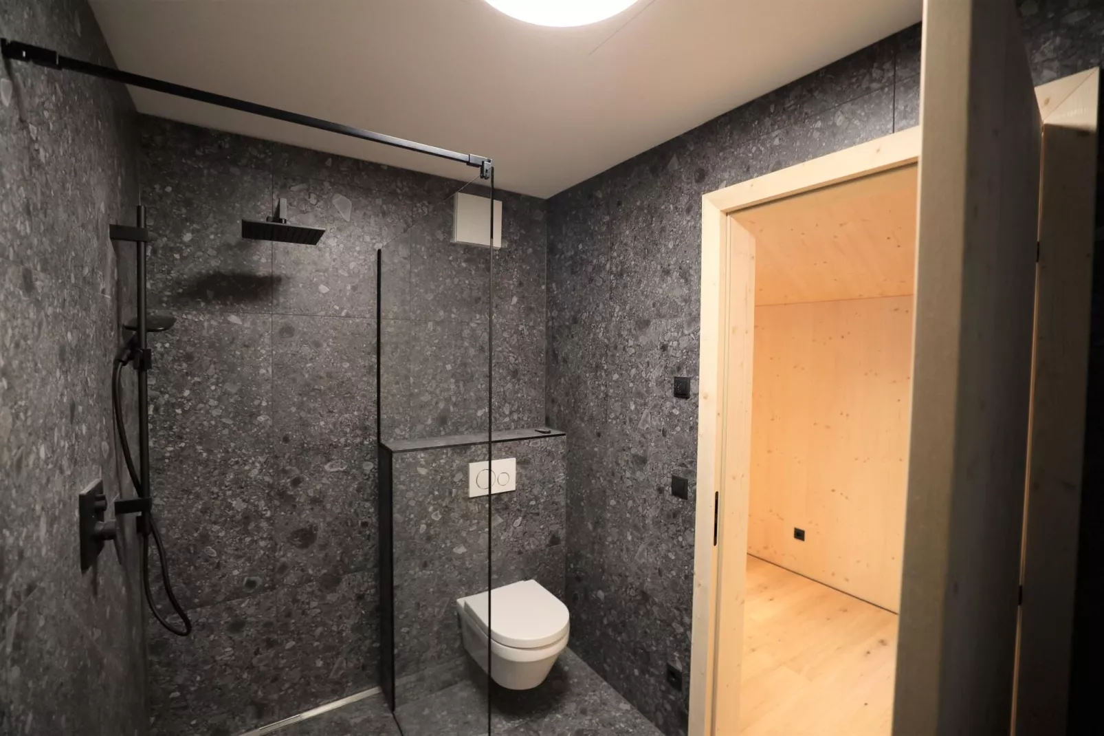 Penthouse in Mieders-Badkamer