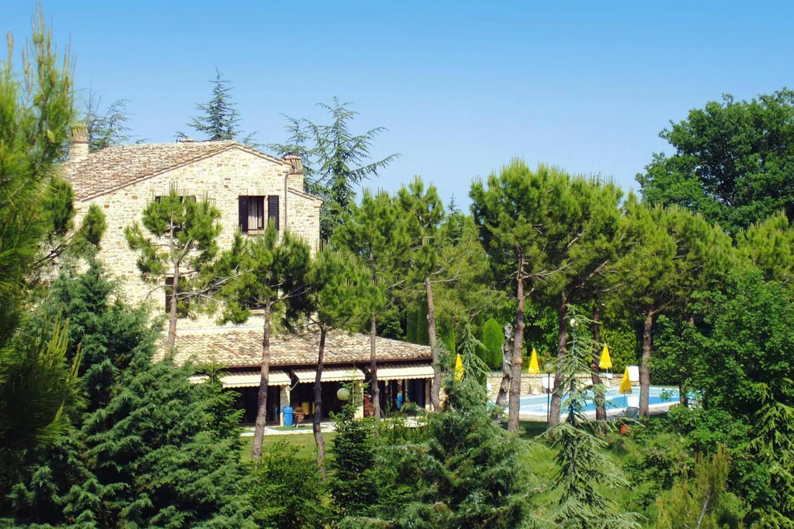 Residence La Ginestra, Montelparo-qaudrilo-Buitenkant zomer