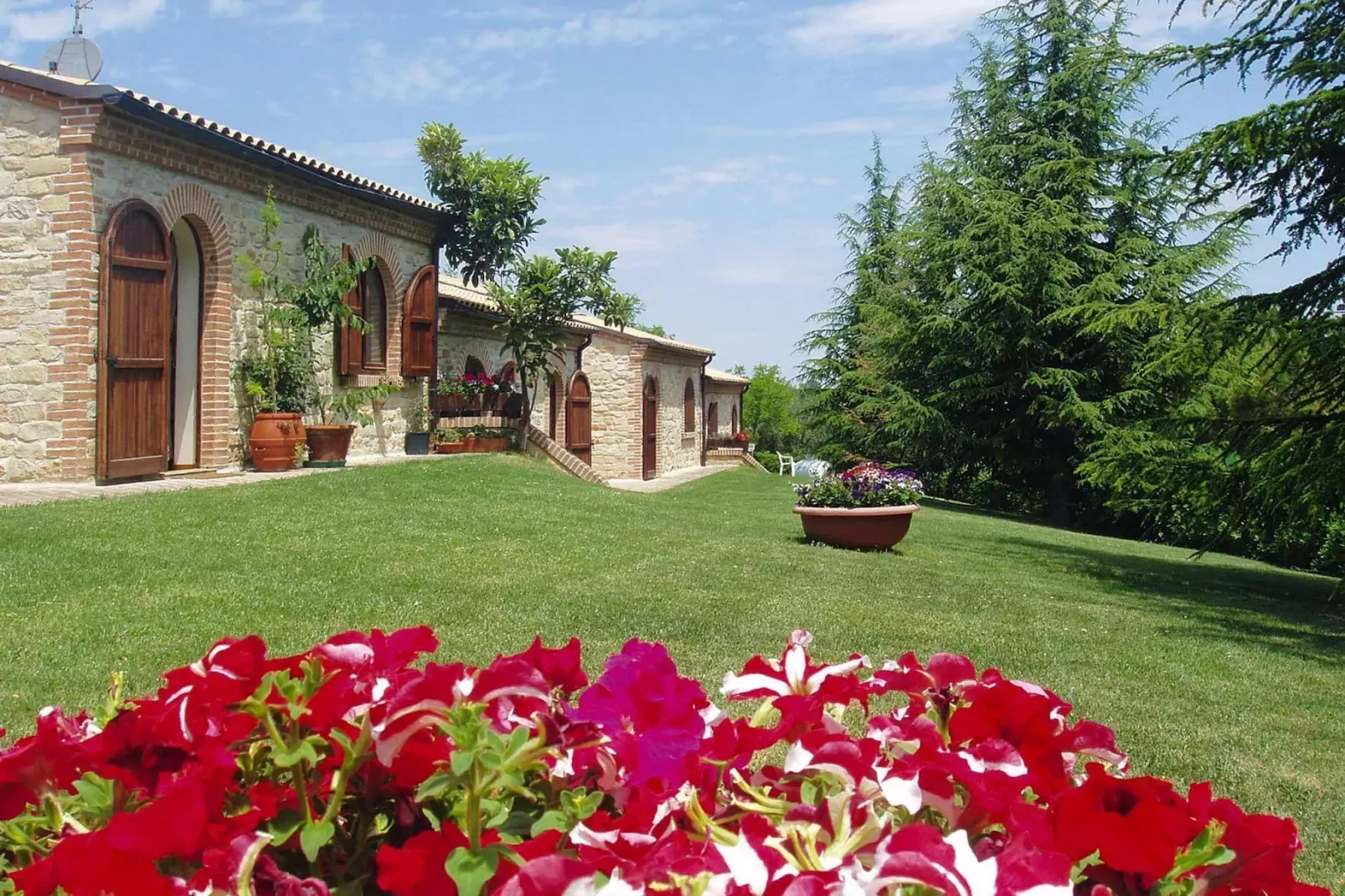 Residence La Ginestra, Montelparo-qaudrilo-Tuinen zomer