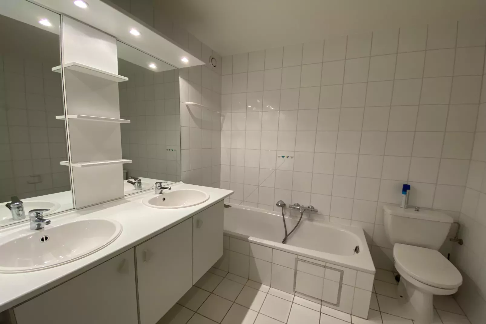 SCORPIO BI 1201GAR-Badkamer