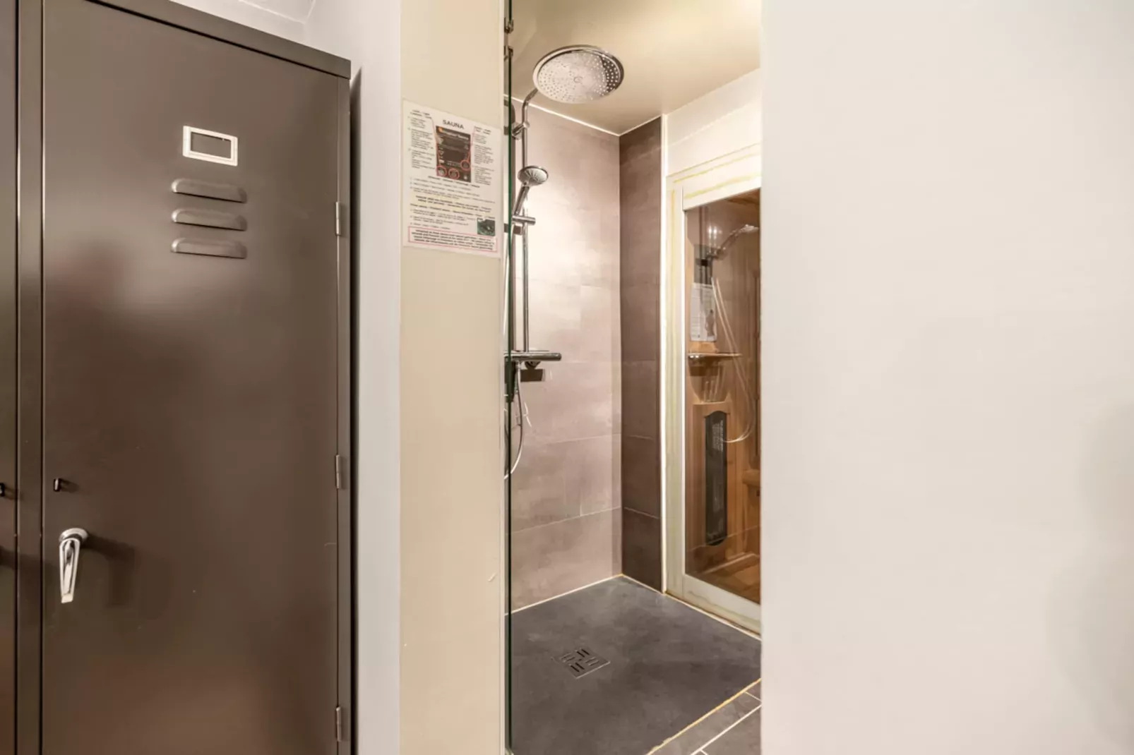 STTROP/STTRO201-Badkamer