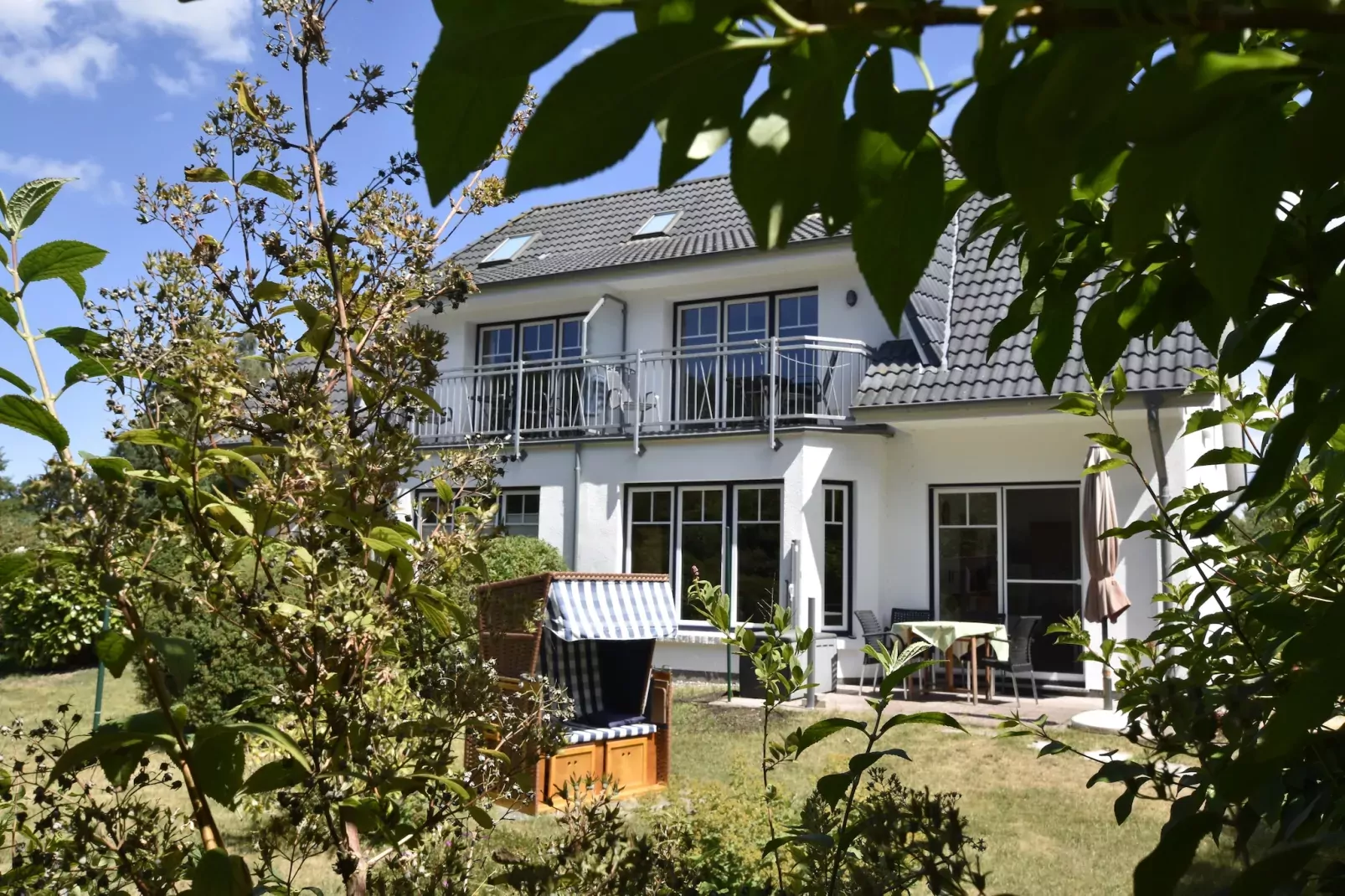Bernstein mit Balkon am Sandstrand