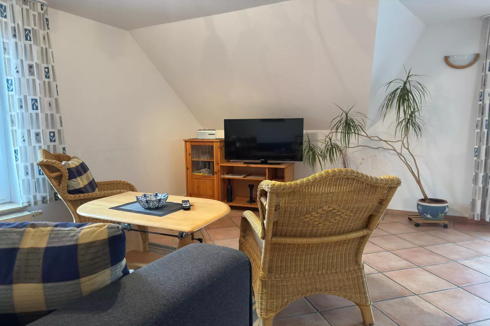 Bernstein mit Balkon am Sandstrand-Woonkamer