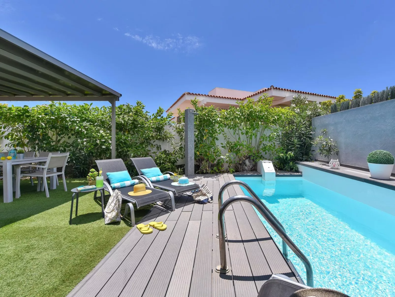 ET1 Beach house w/private pool-Binnen