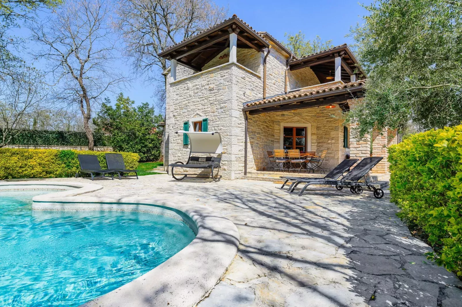 Villa Elaya-Buitenkant zomer