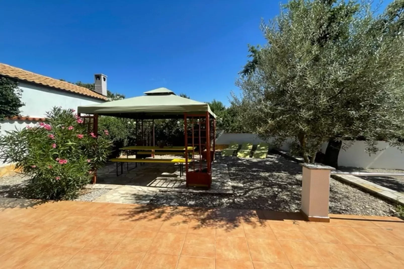 Apartment Panous 2-Tuinen zomer
