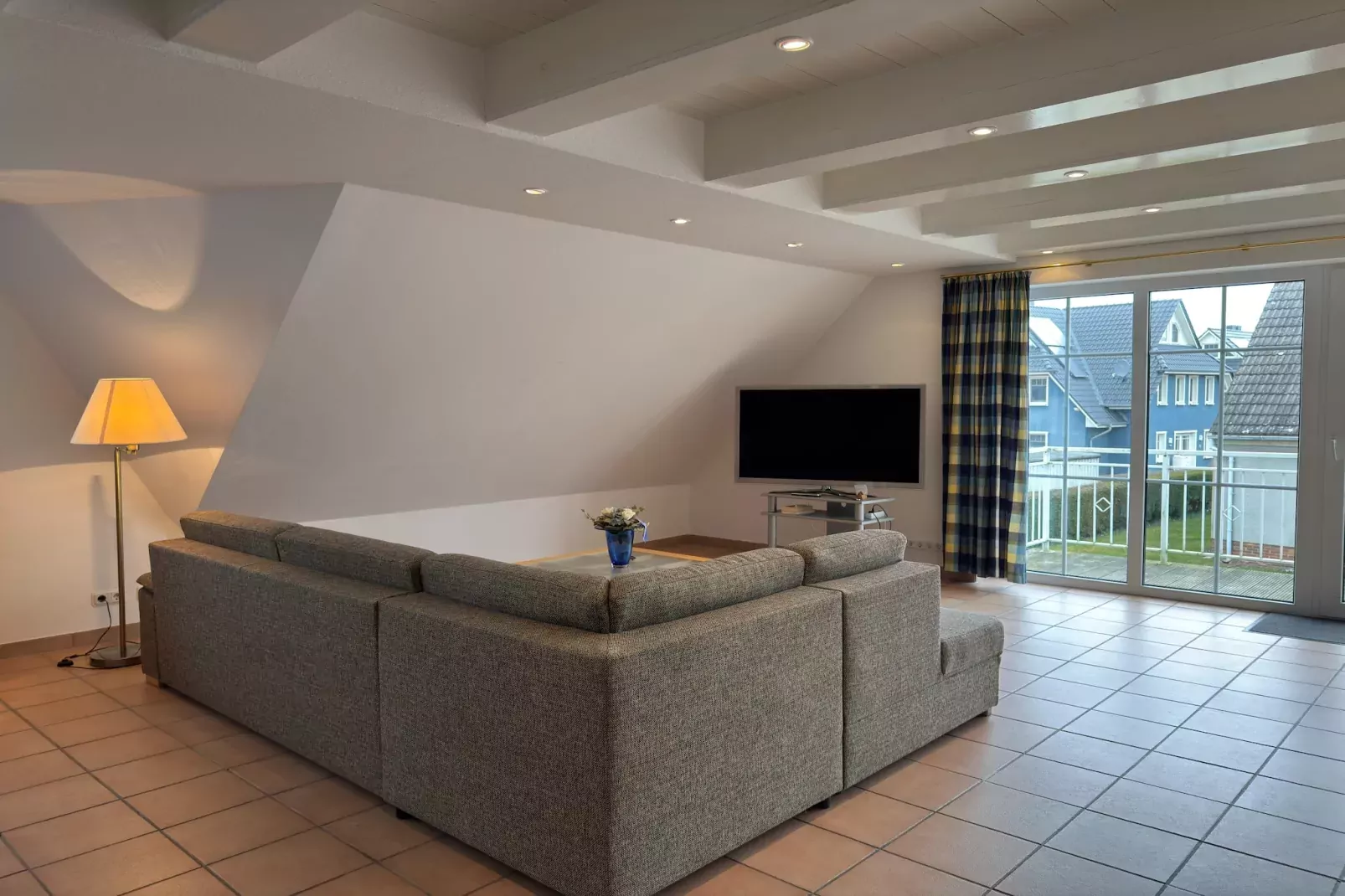 Arko 5 strandnah mit Balkon-Woonkamer