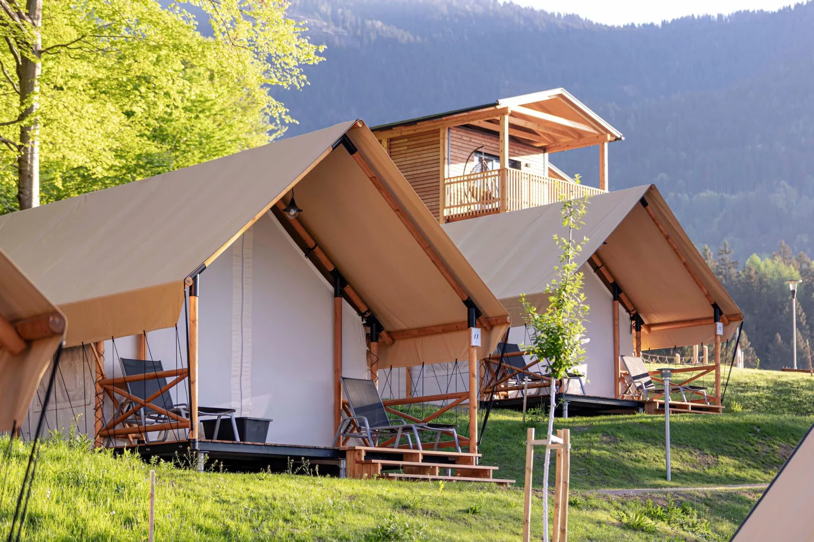 Chalets & Glamping Nassfeld 6-Buitenkant zomer