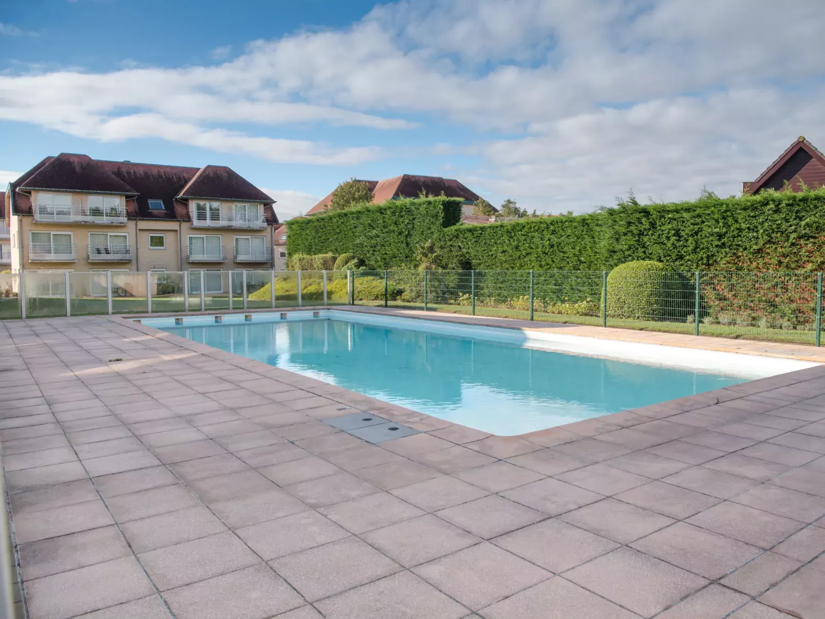 Appartment with beach cabine and parking-Buiten