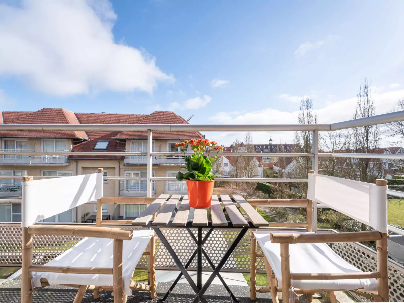 Appartment with beach cabine and parking-Buiten