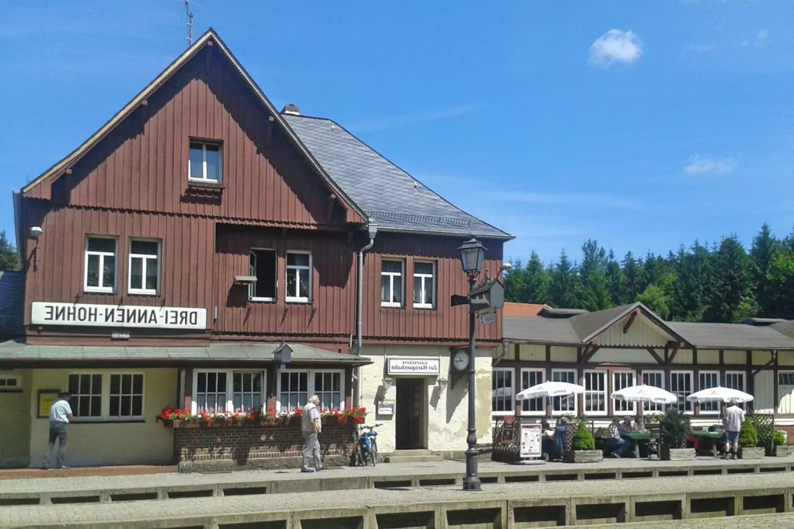 Apartment im alten Bahnhof-Buitenkant zomer