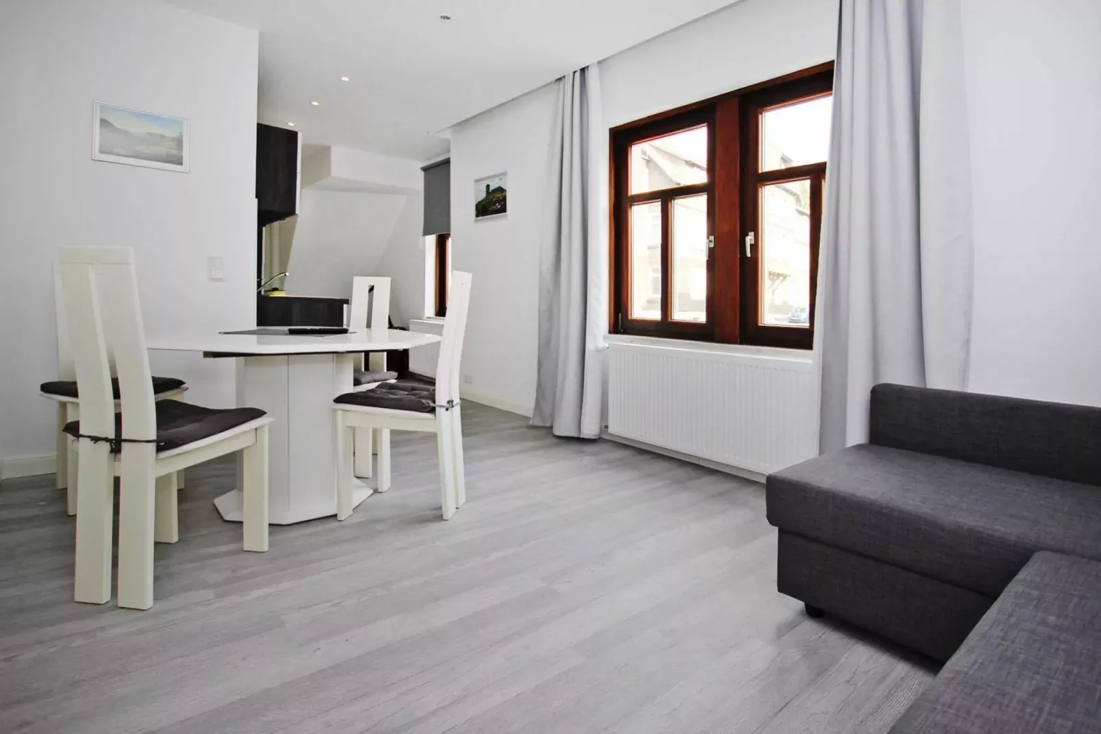 Apartment im alten Bahnhof-Eetkamer