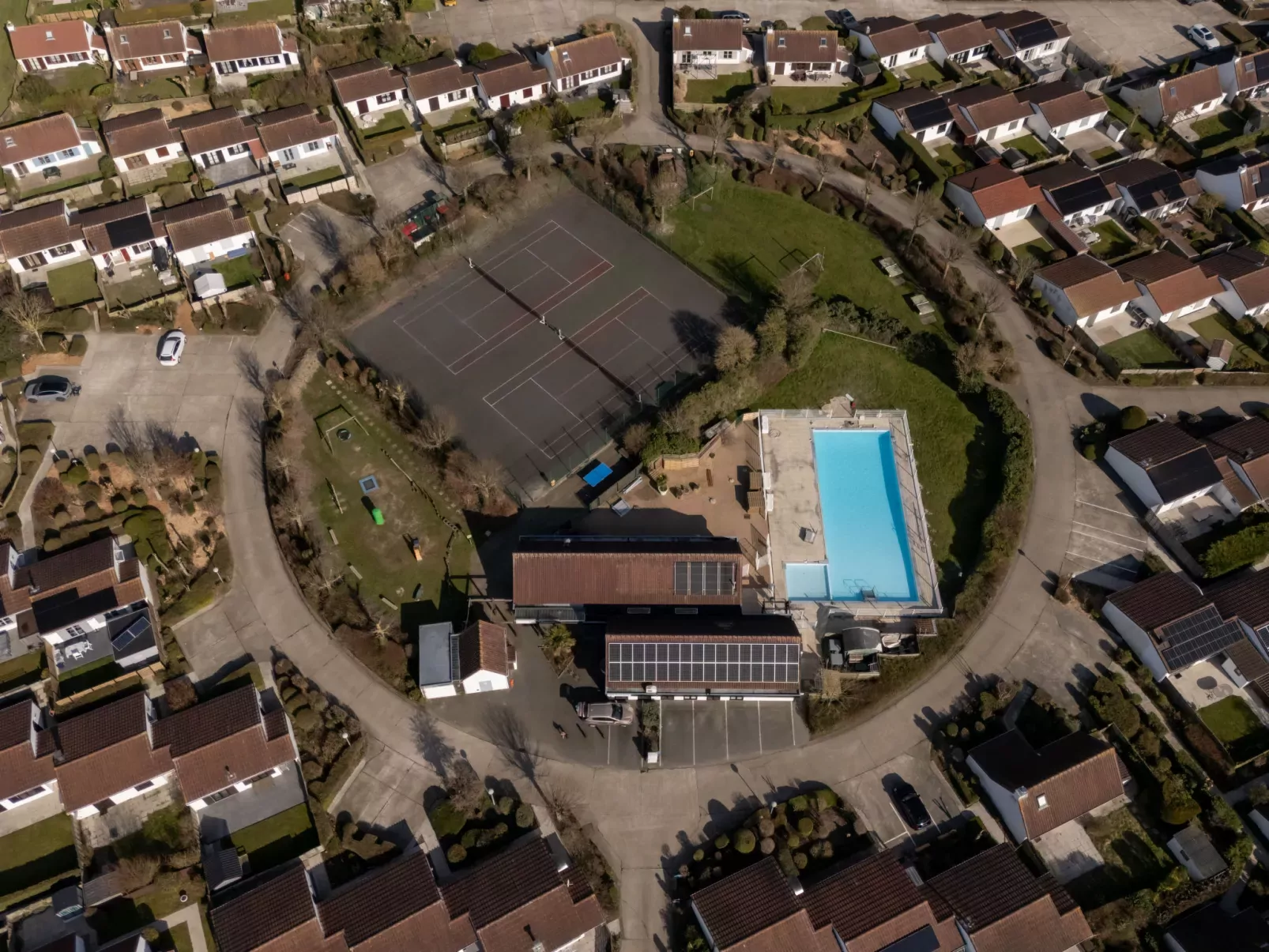 Isabelle with parking and shared pool-Buiten