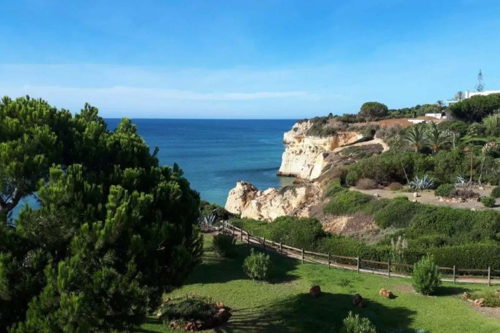 Reihenhaus in Armação de Pêra // Casa Ninho-Uitzicht zomer