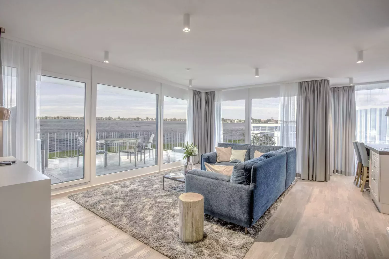 Apartments im MAREMÜRITZ Yachthafen Resort & Spa / Anker Penthouse Suite 2 Personen-Woonkamer