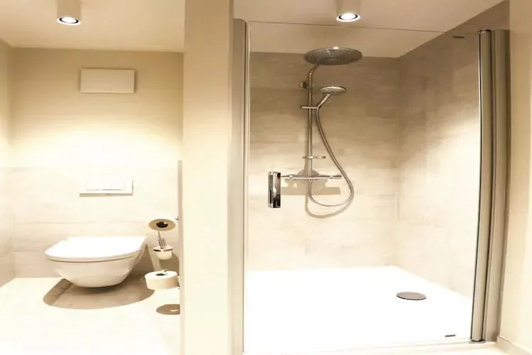 Apartments im MAREMÜRITZ Yachthafen Resort & Spa / Aurora Landseite 2 Personen-Badkamer