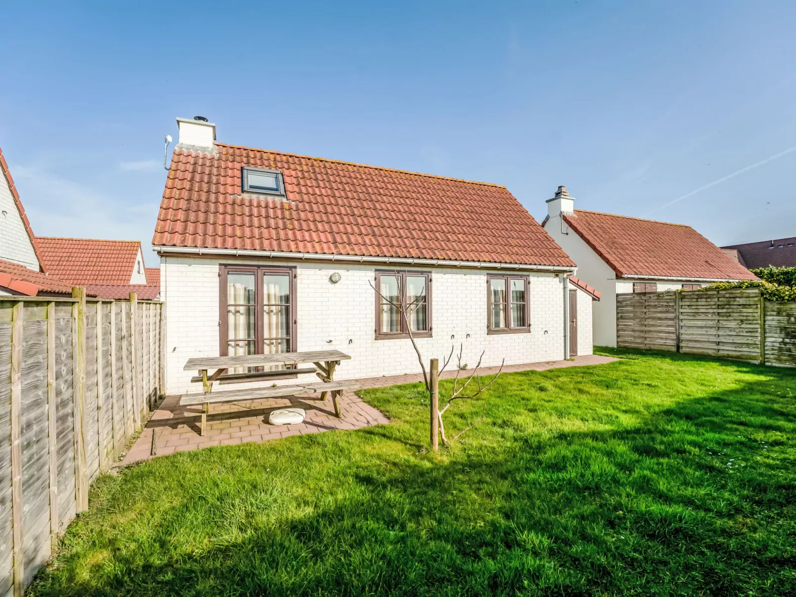Fabiola with parking & garden-Buiten