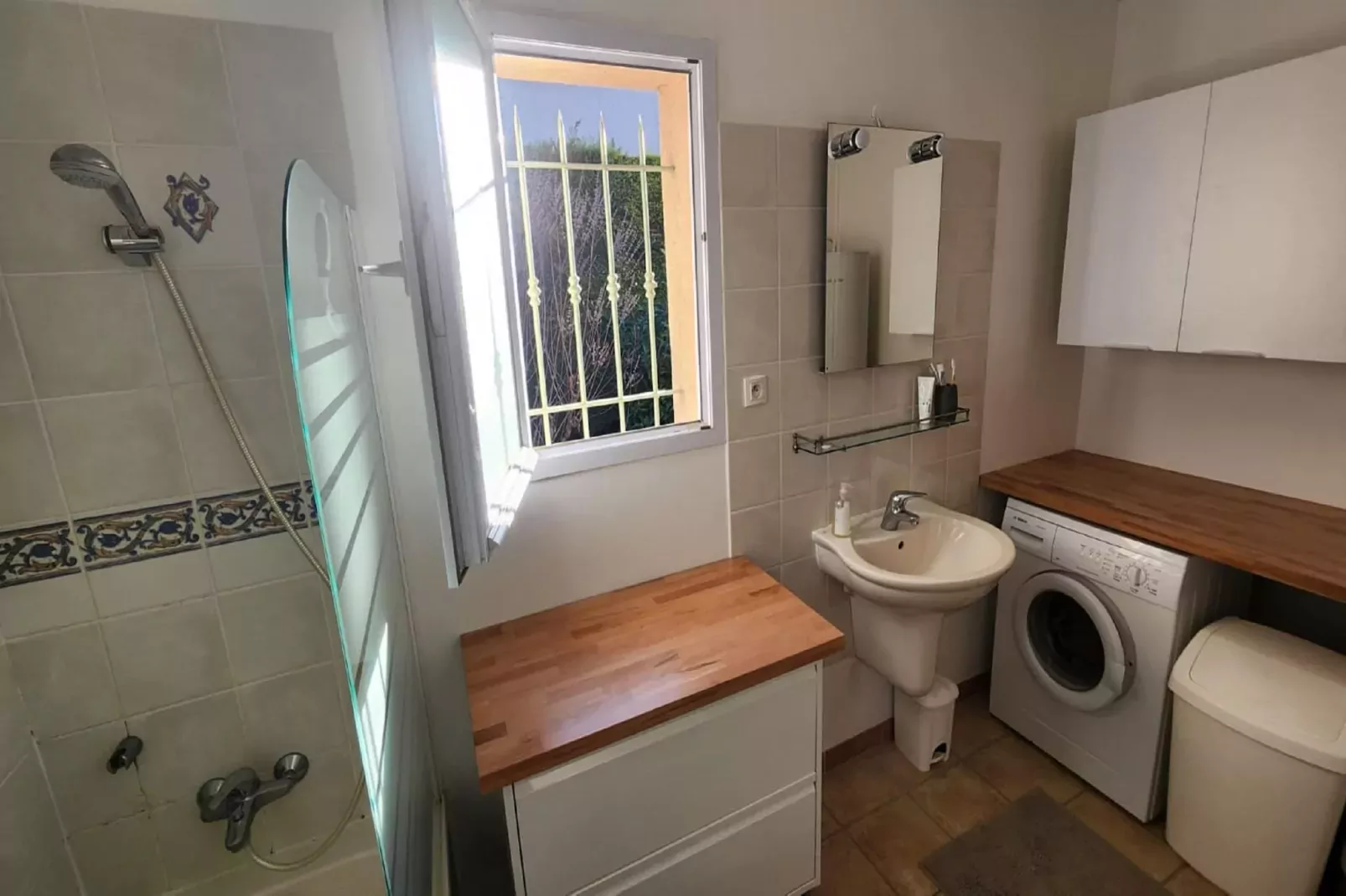 Villa Terre de Lumière-Badkamer
