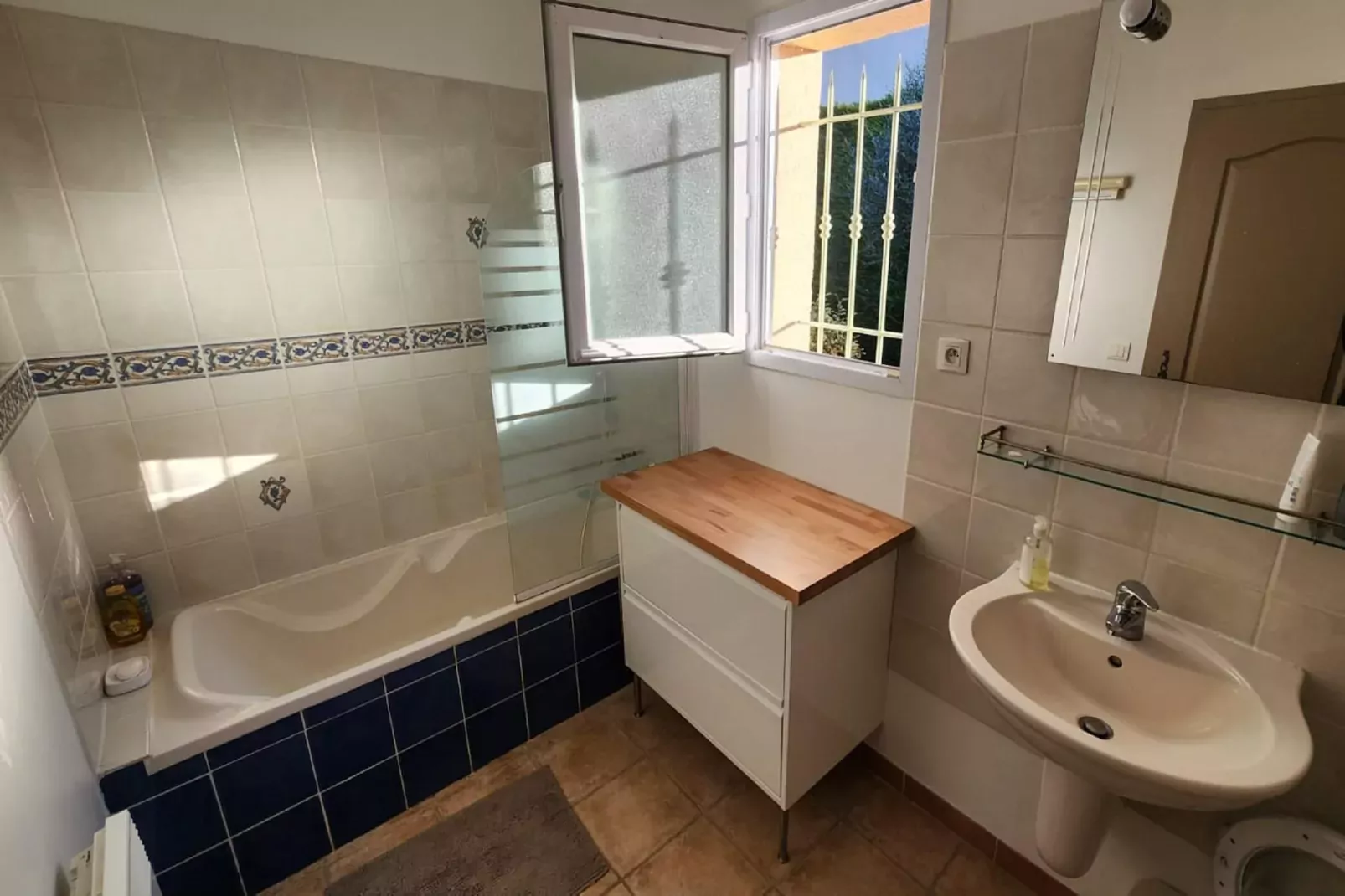 Villa Terre de Lumière-Badkamer
