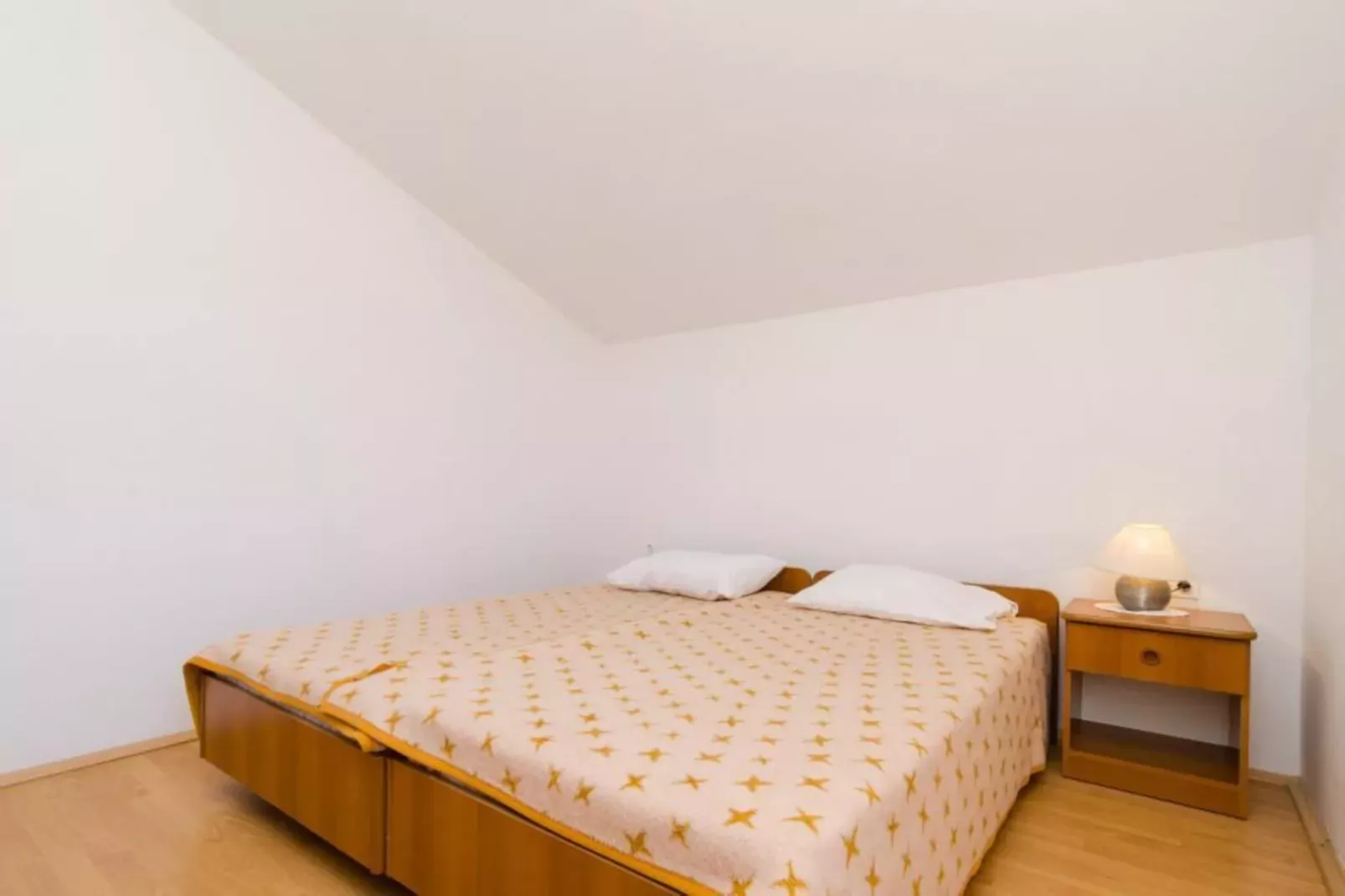 Apartments Sutvid- Two Bedroom Apartment with Balcony and Sea View-Slaapkamer