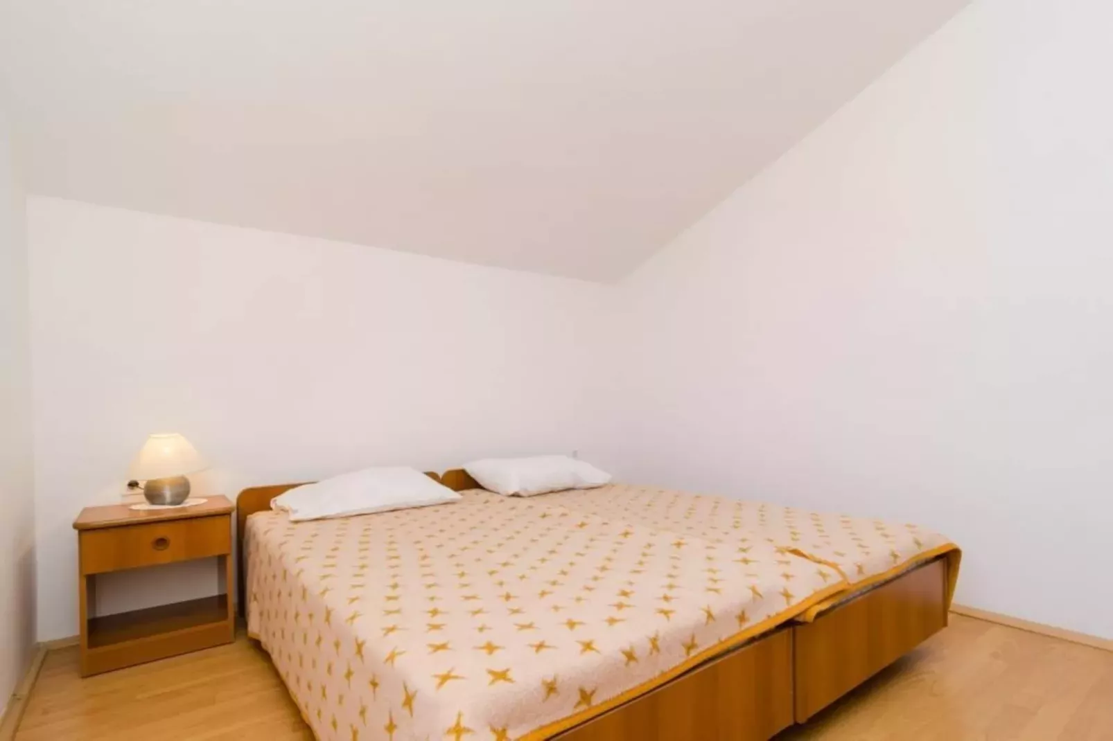 Apartments Sutvid- Two Bedroom Apartment with Balcony and Sea View-Slaapkamer