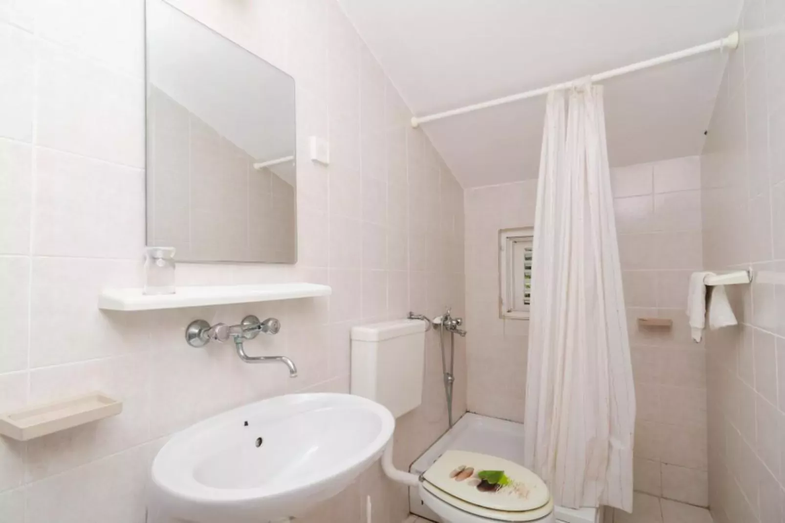 Apartments Sutvid- Two Bedroom Apartment with Balcony and Sea View-Badkamer