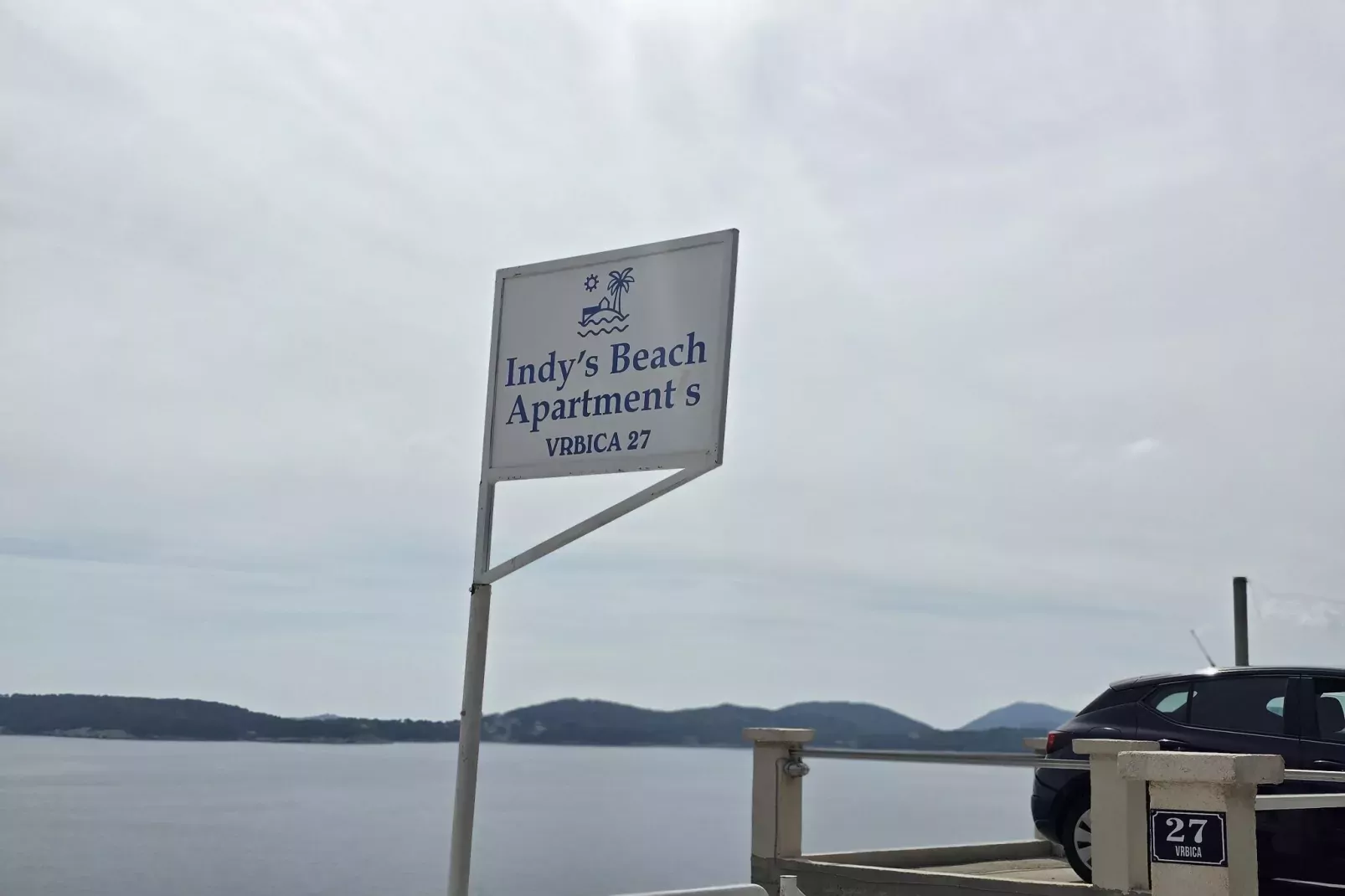 Indy's Beach Apartments- Studio Apartment with Patio and Sea View-Parkeerplaats