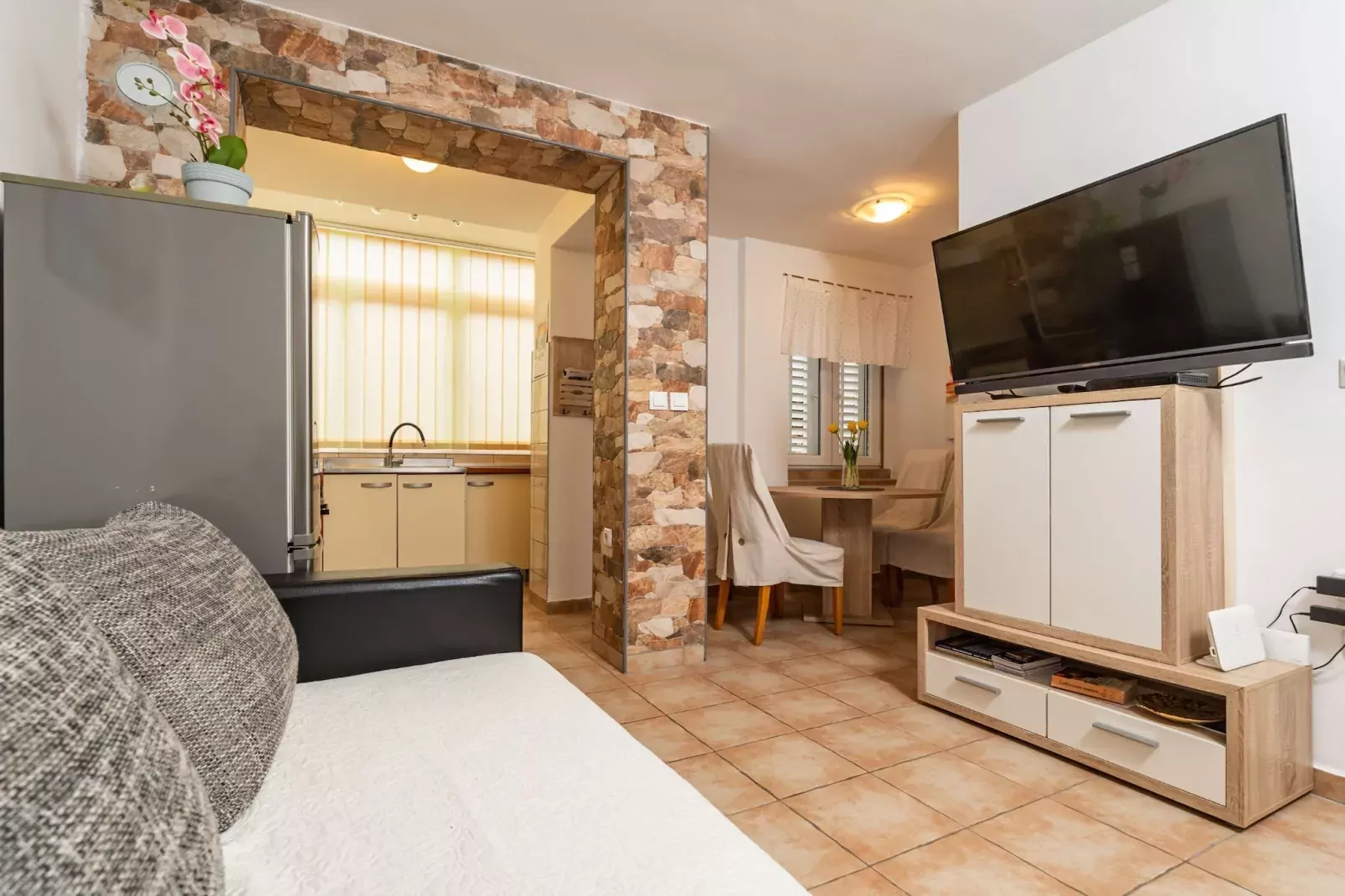Apartment Lolo - Two Bedroom Apartment with Loggia and Street View-Woonkamer