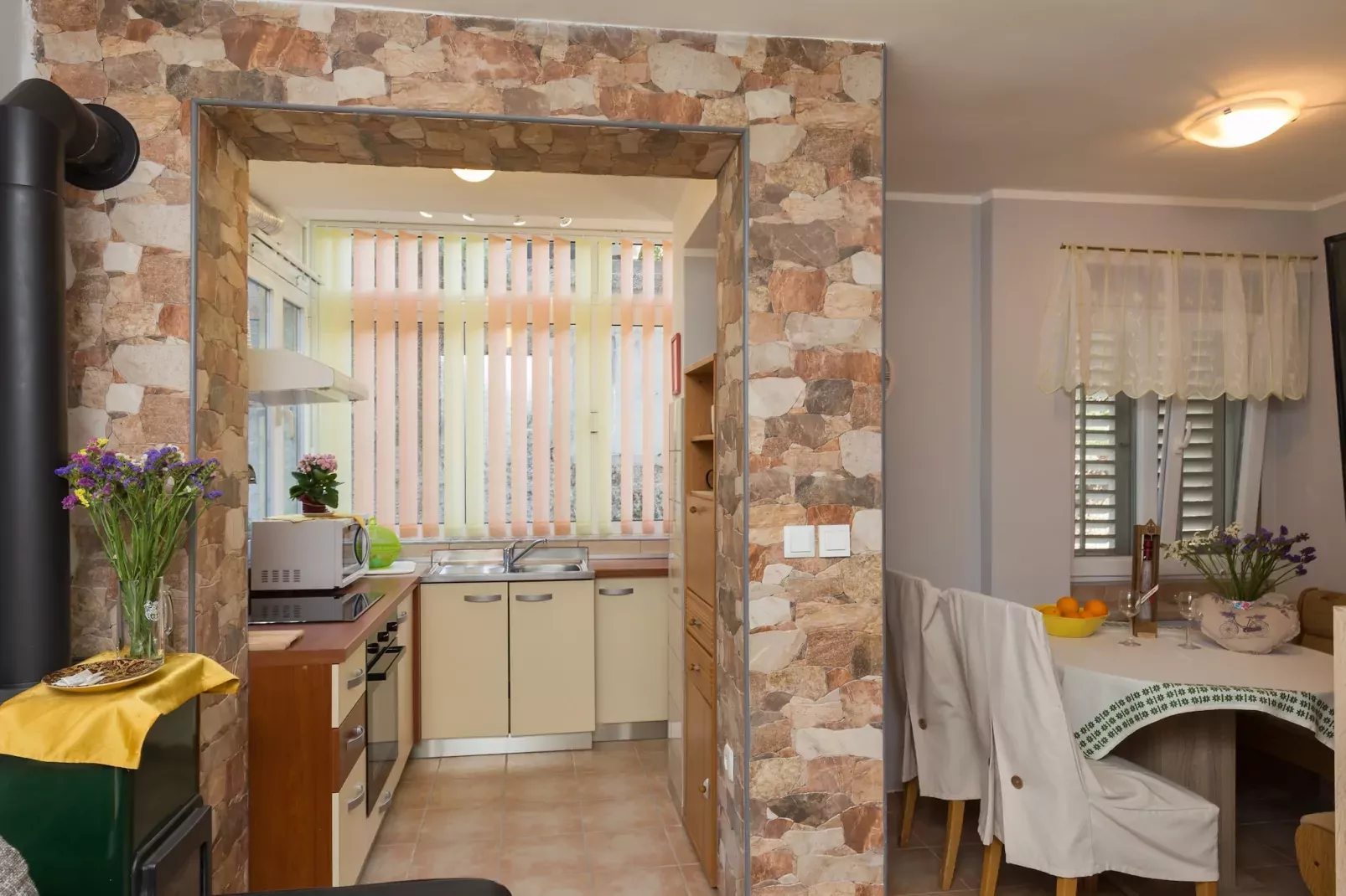 Apartment Lolo - Two Bedroom Apartment with Loggia and Street View-Keuken