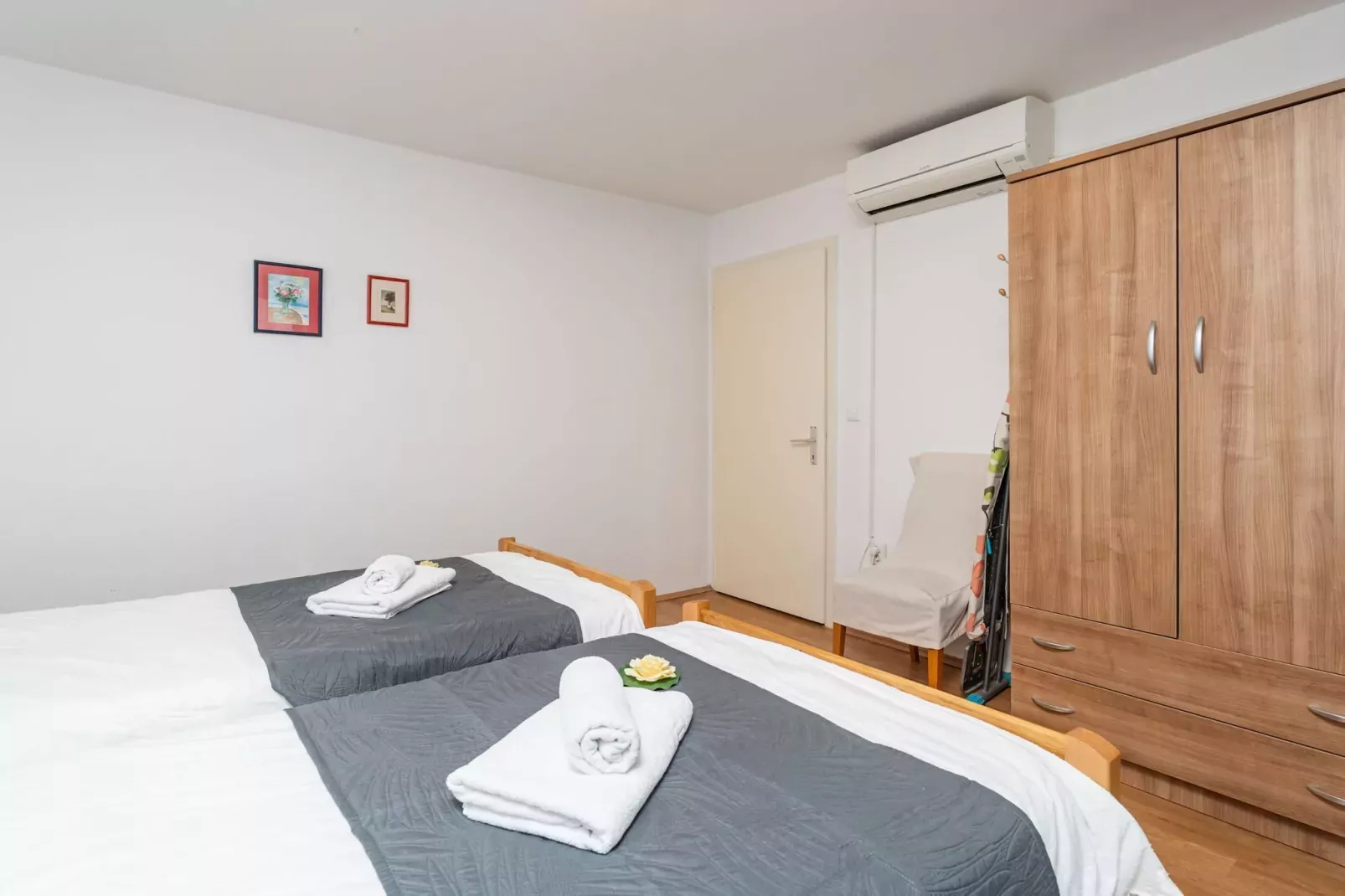 Apartment Lolo - Two Bedroom Apartment with Loggia and Street View-Slaapkamer