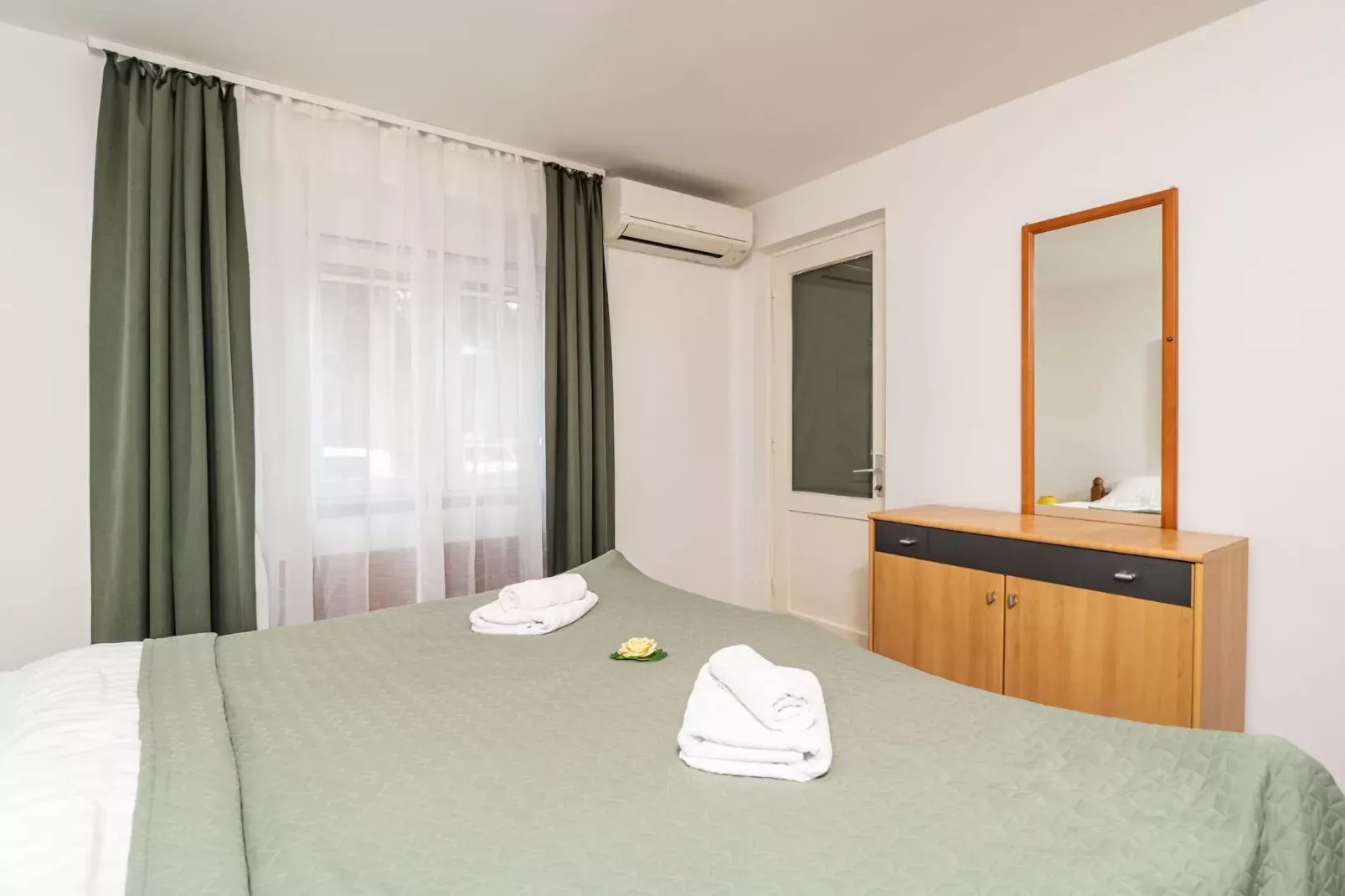 Apartment Lolo - Two Bedroom Apartment with Loggia and Street View-Slaapkamer