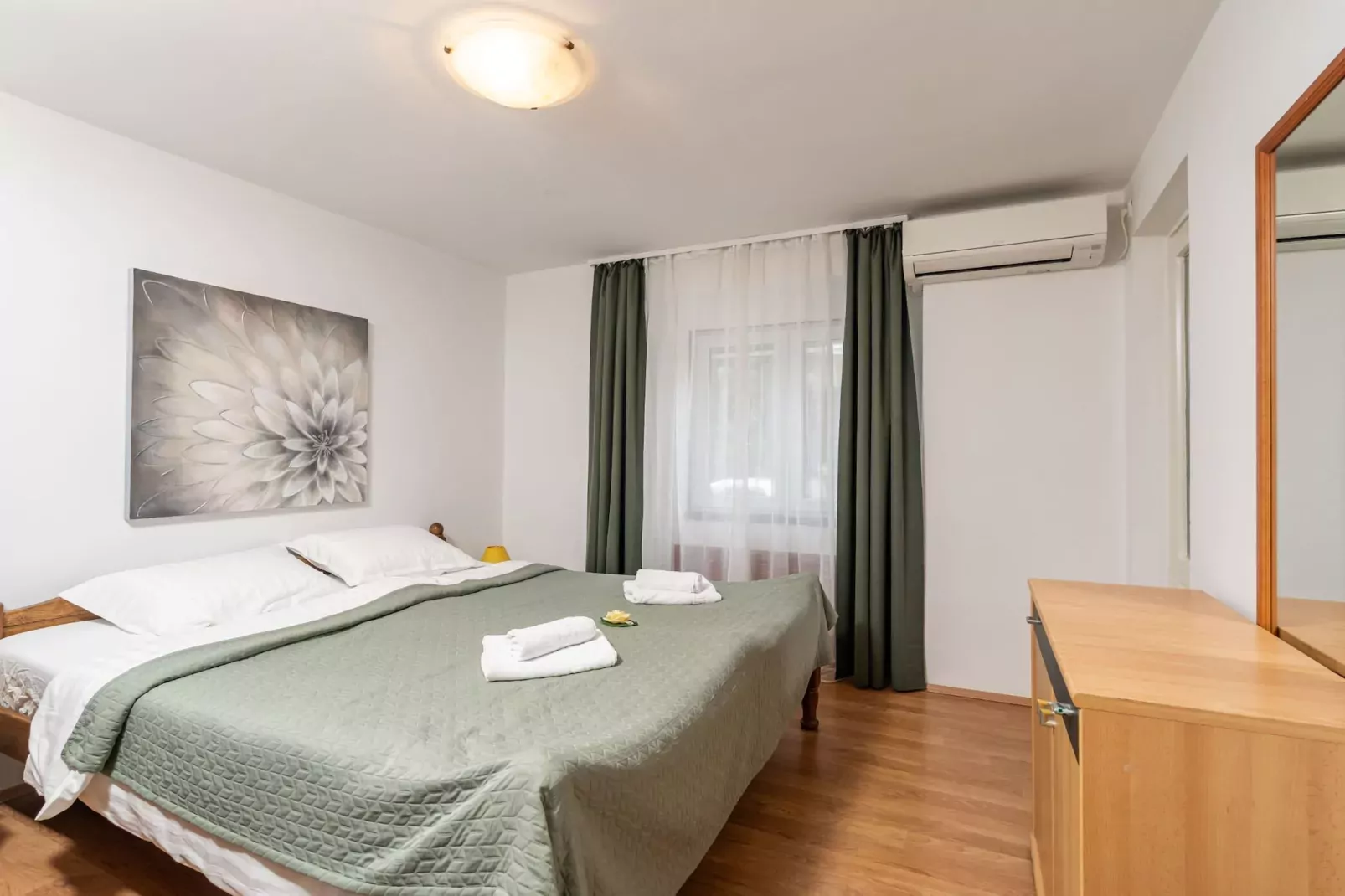 Apartment Lolo - Two Bedroom Apartment with Loggia and Street View-Slaapkamer