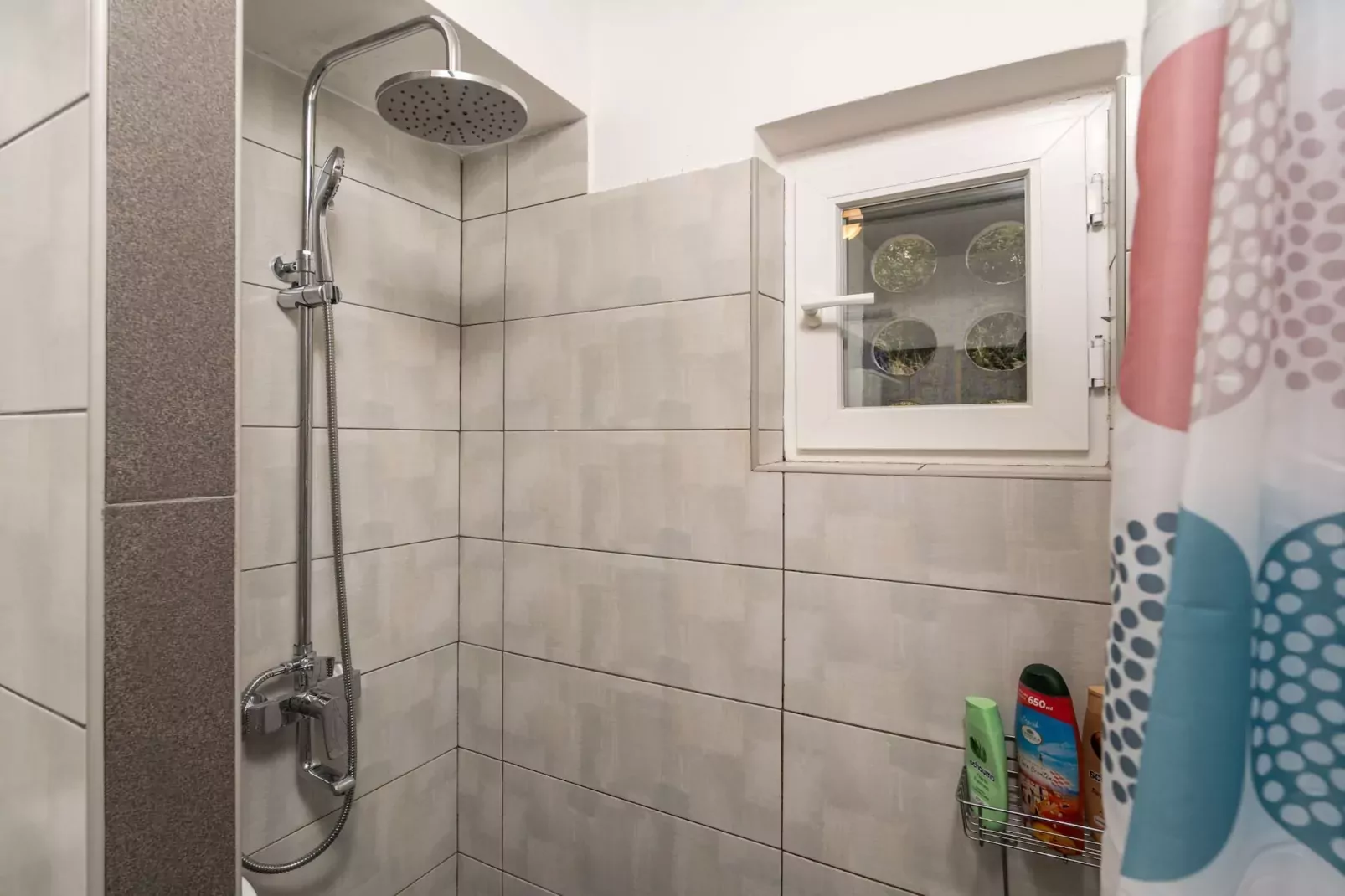 Apartment Lolo - Two Bedroom Apartment with Loggia and Street View-Badkamer