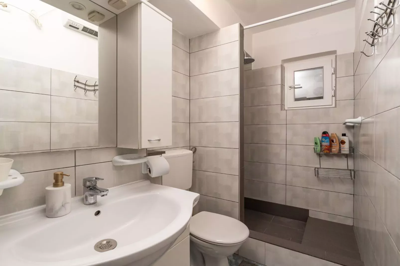 Apartment Lolo - Two Bedroom Apartment with Loggia and Street View-Badkamer