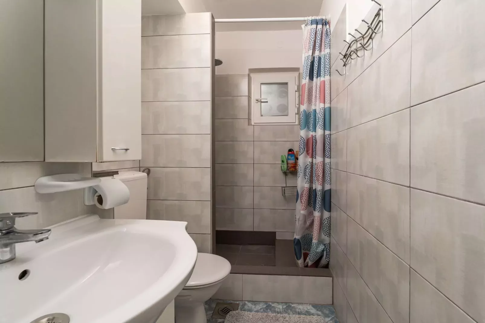 Apartment Lolo - Two Bedroom Apartment with Loggia and Street View-Badkamer
