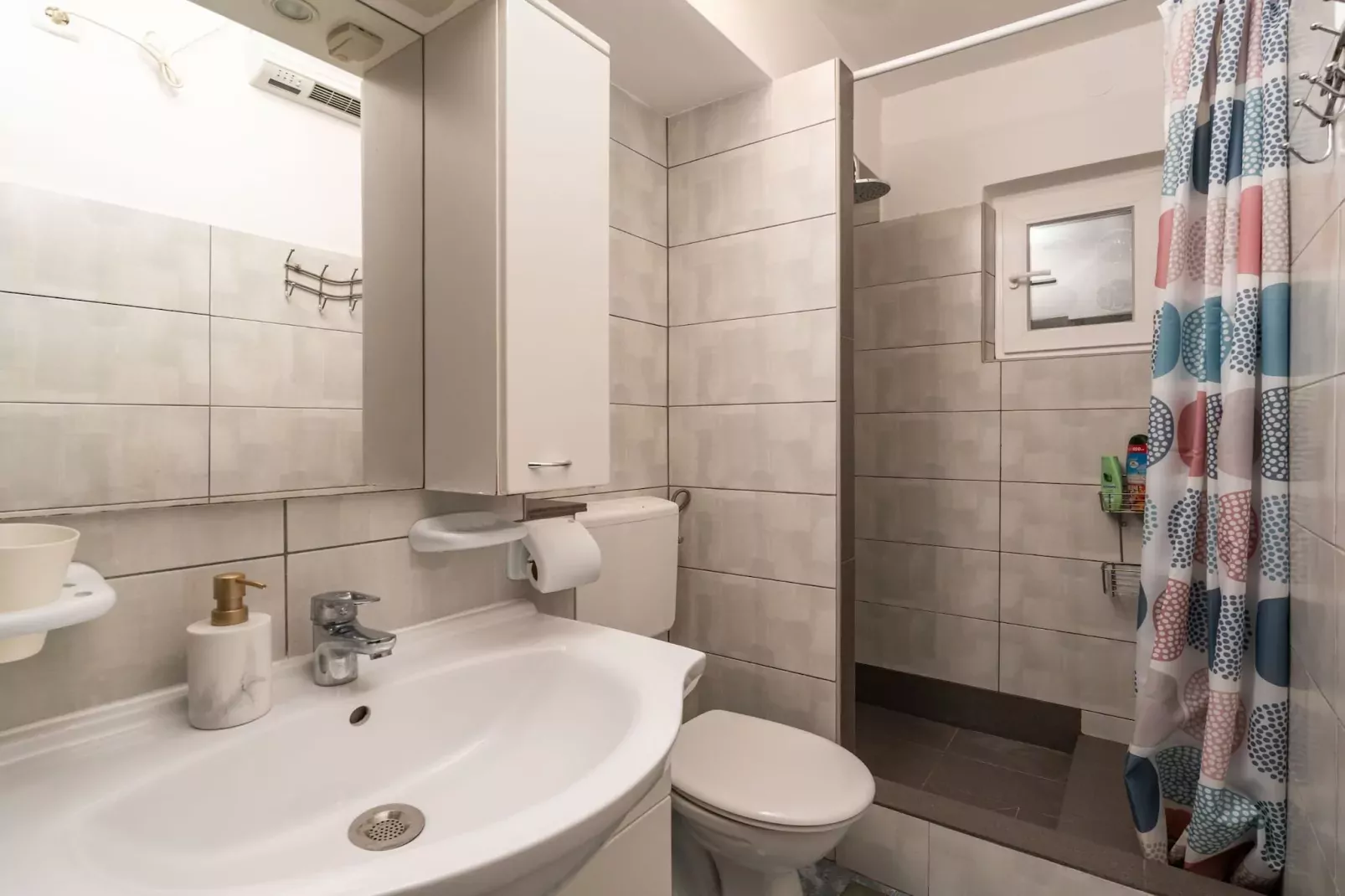 Apartment Lolo - Two Bedroom Apartment with Loggia and Street View-Badkamer