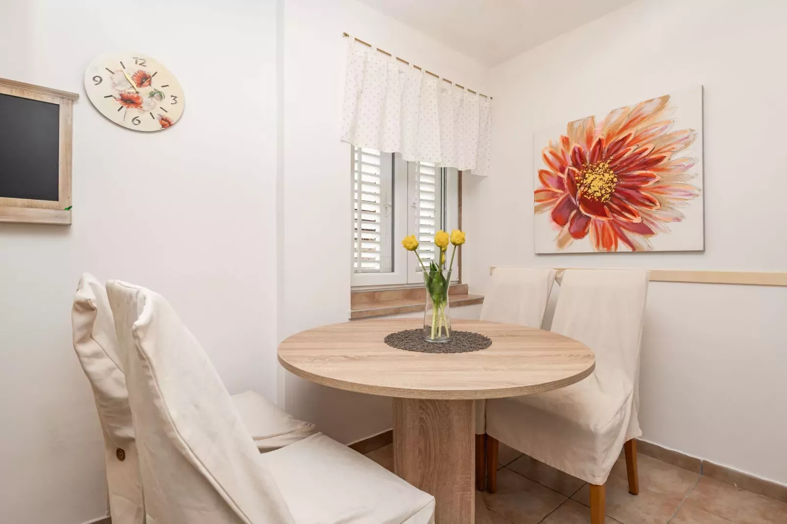 Apartment Lolo - Two Bedroom Apartment with Loggia and Street View-Binnen