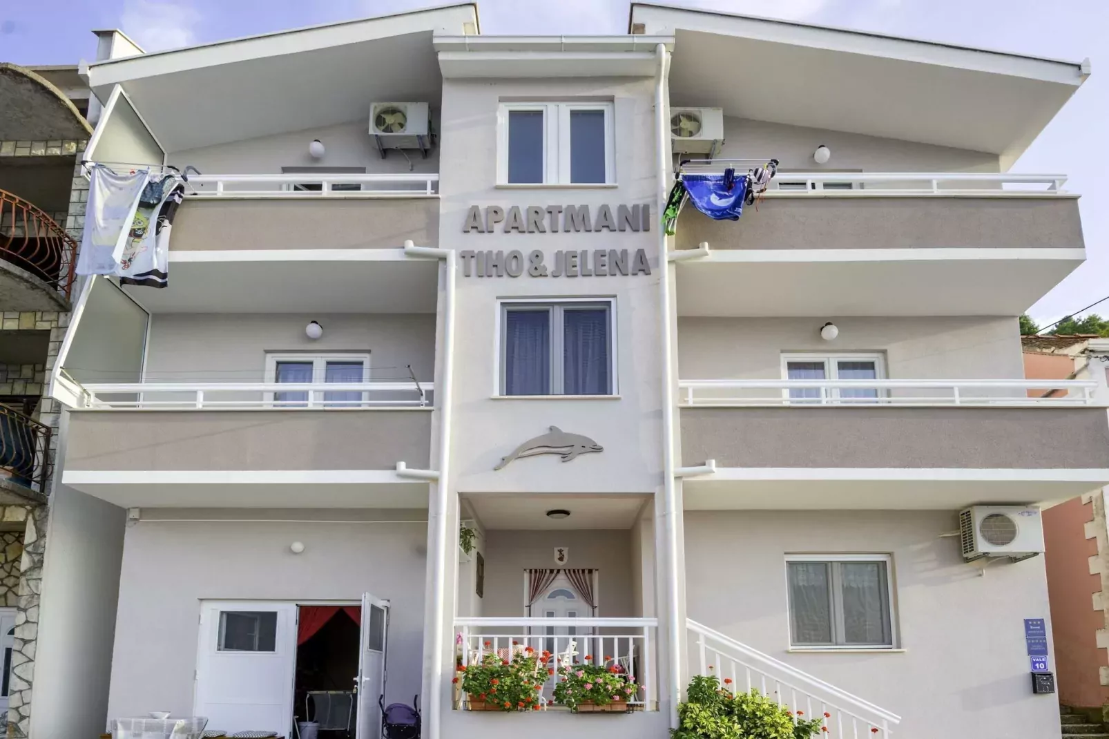 Apartments Tiho & Jelena- One Bedroom Apartment with Balcony and Sea View (Maestral)-Buitenkant zomer