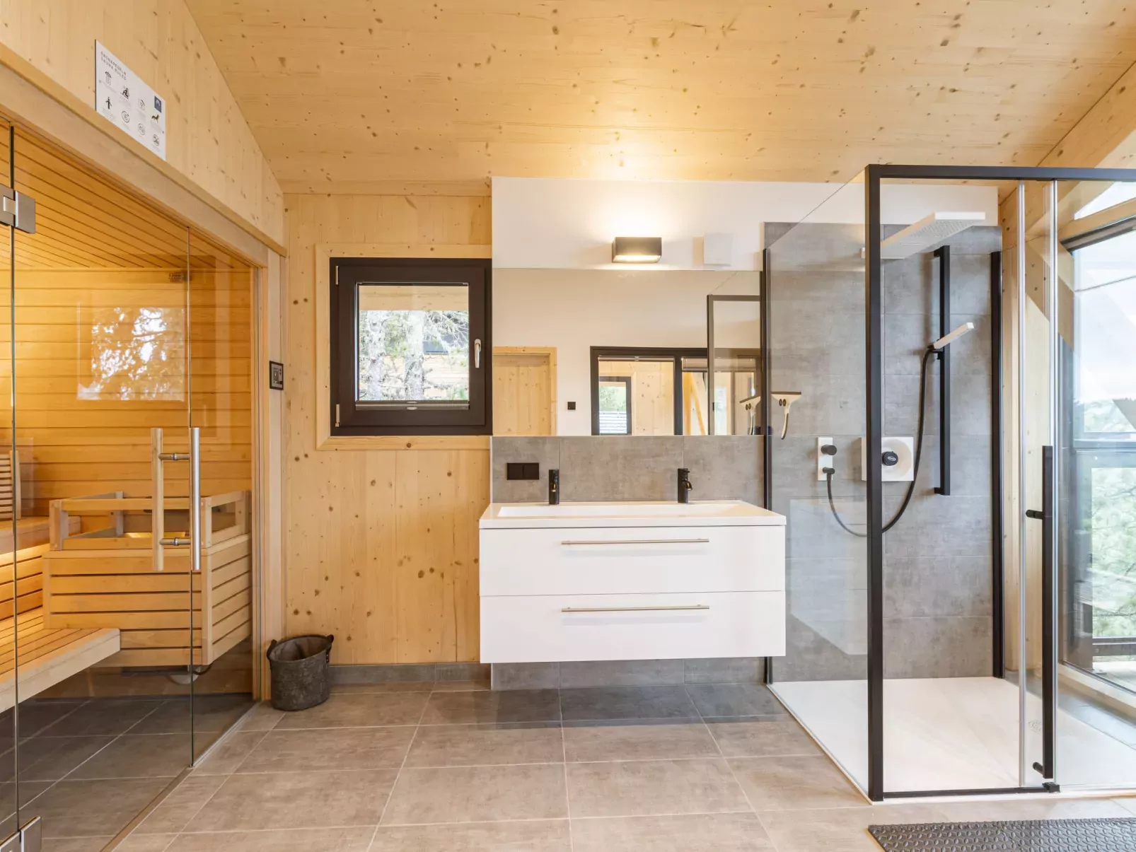Superior #23 with Sauna & Hot Tub-Binnen