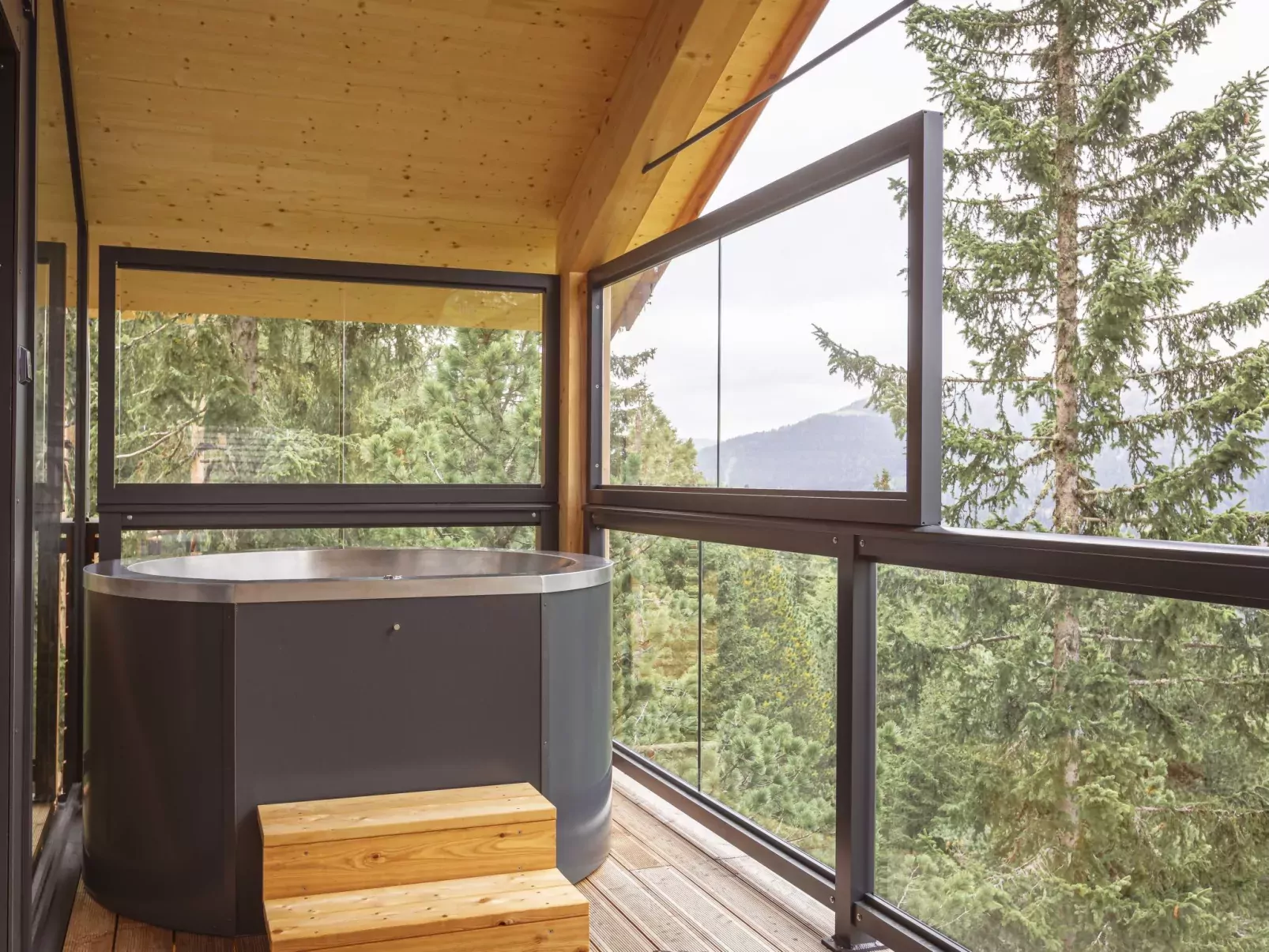 Superior #23 with Sauna & Hot Tub-Buiten