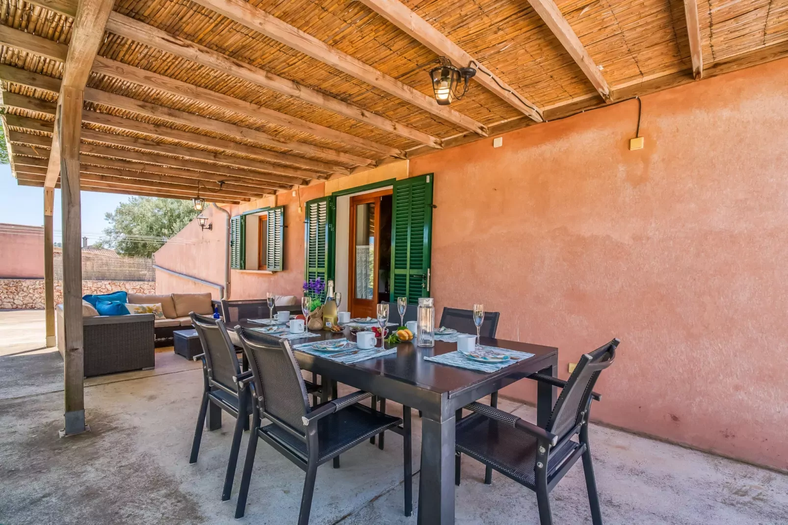 Son Frau-Terras