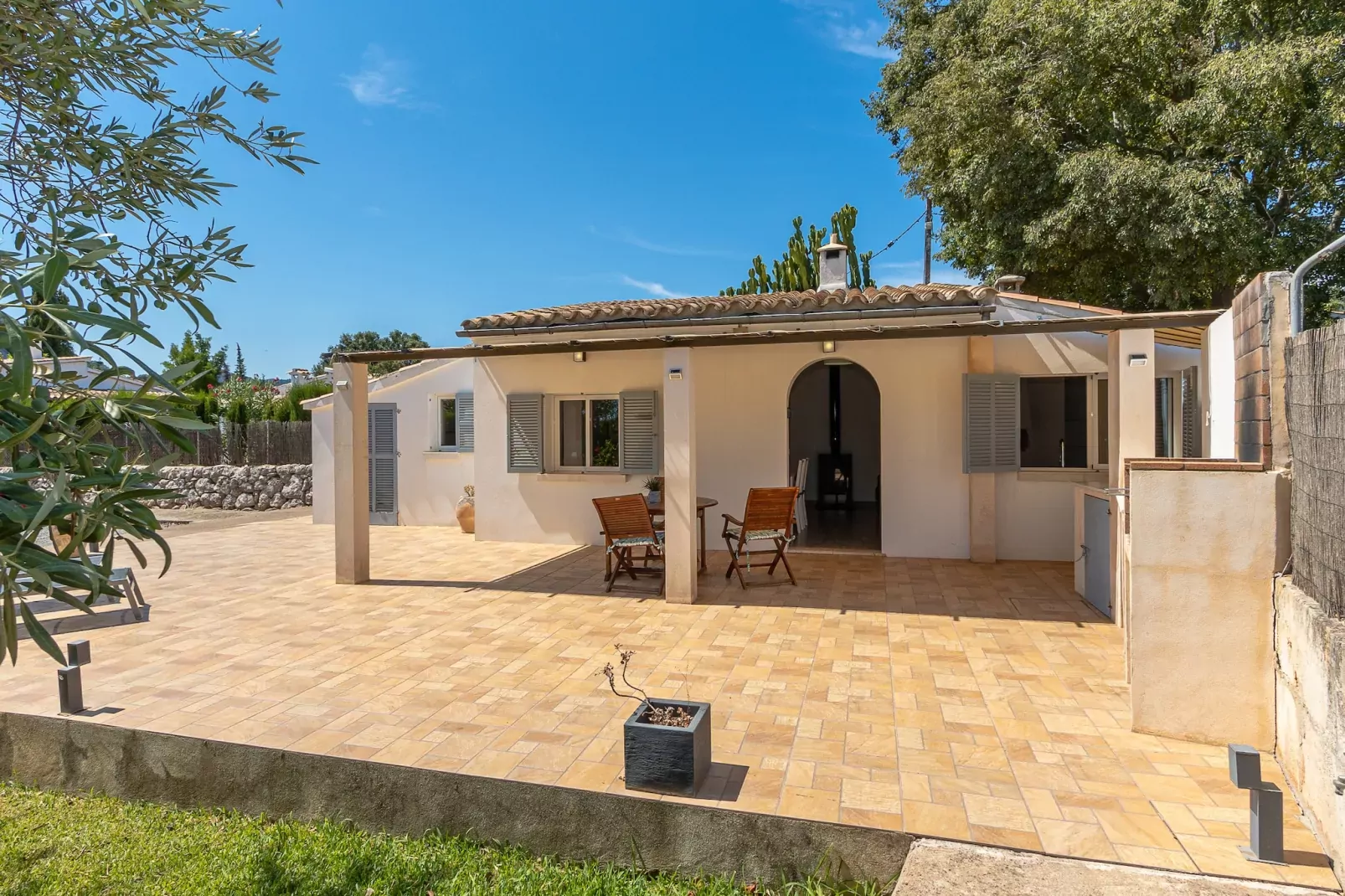 VILLA LES OLIVERES PETITES DE UN DORMITORIO-Tuinen zomer