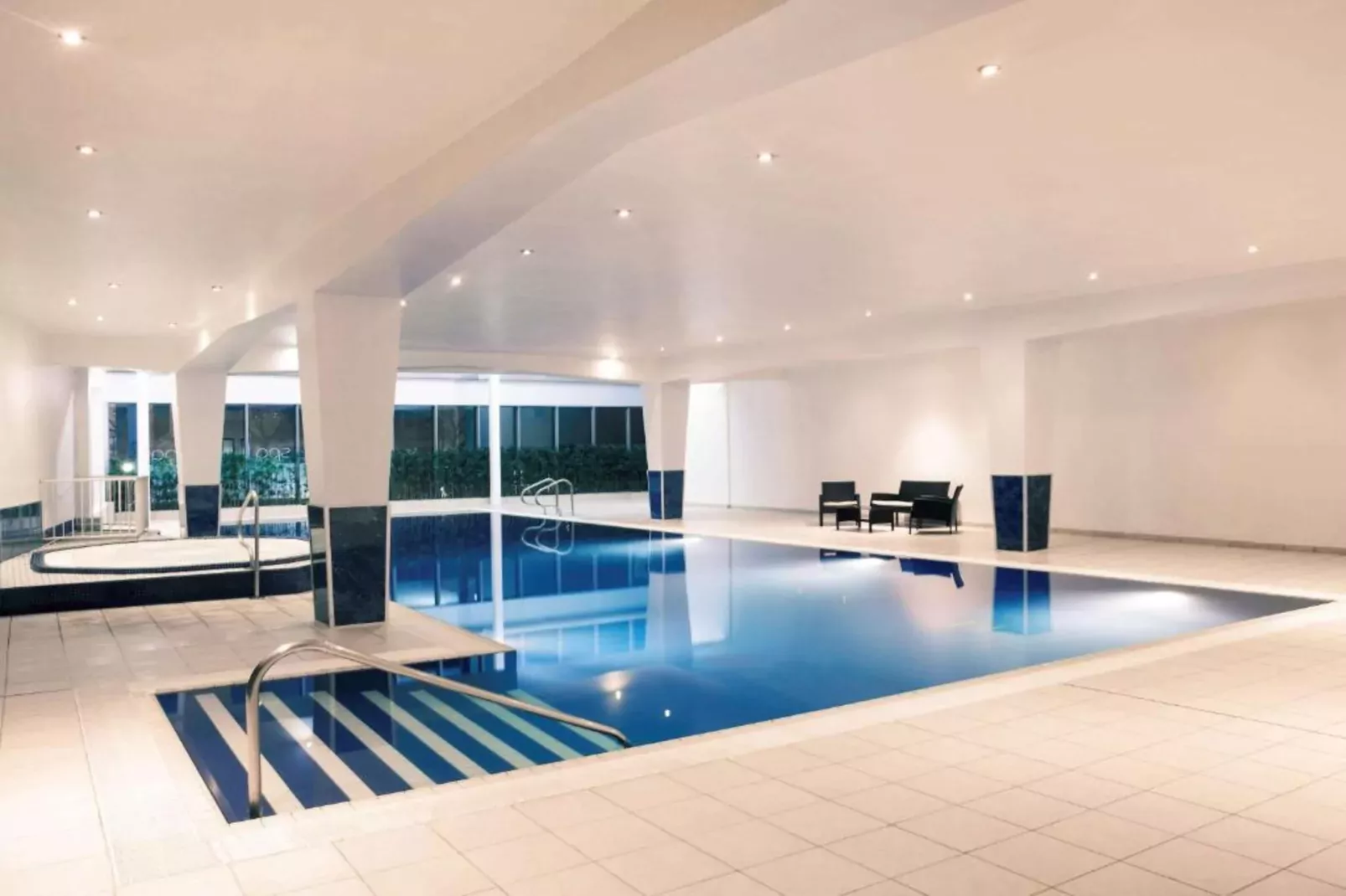 Queen view ex Mercure Cardiff