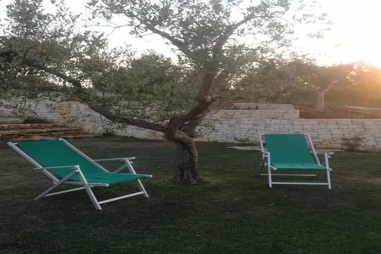 Trullo Amato Cisternino-Tuinen zomer