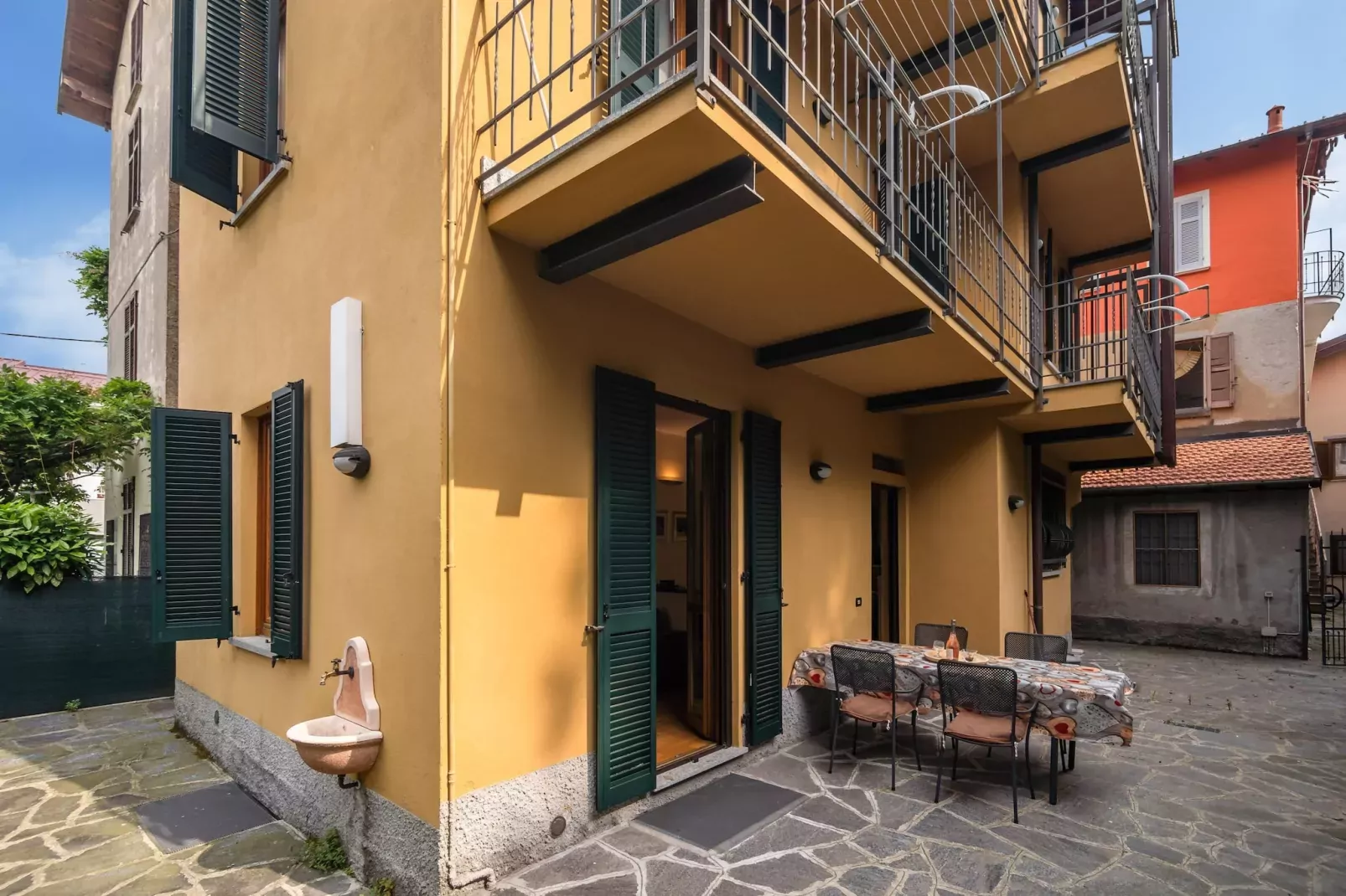 Casa Cristina Meina Centro 4-Buitenkant zomer
