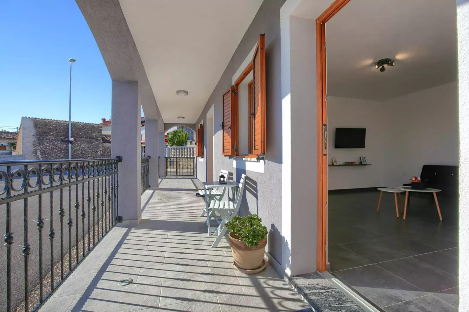 Holiday House Ulika with Private Pool-Terrasbalkon