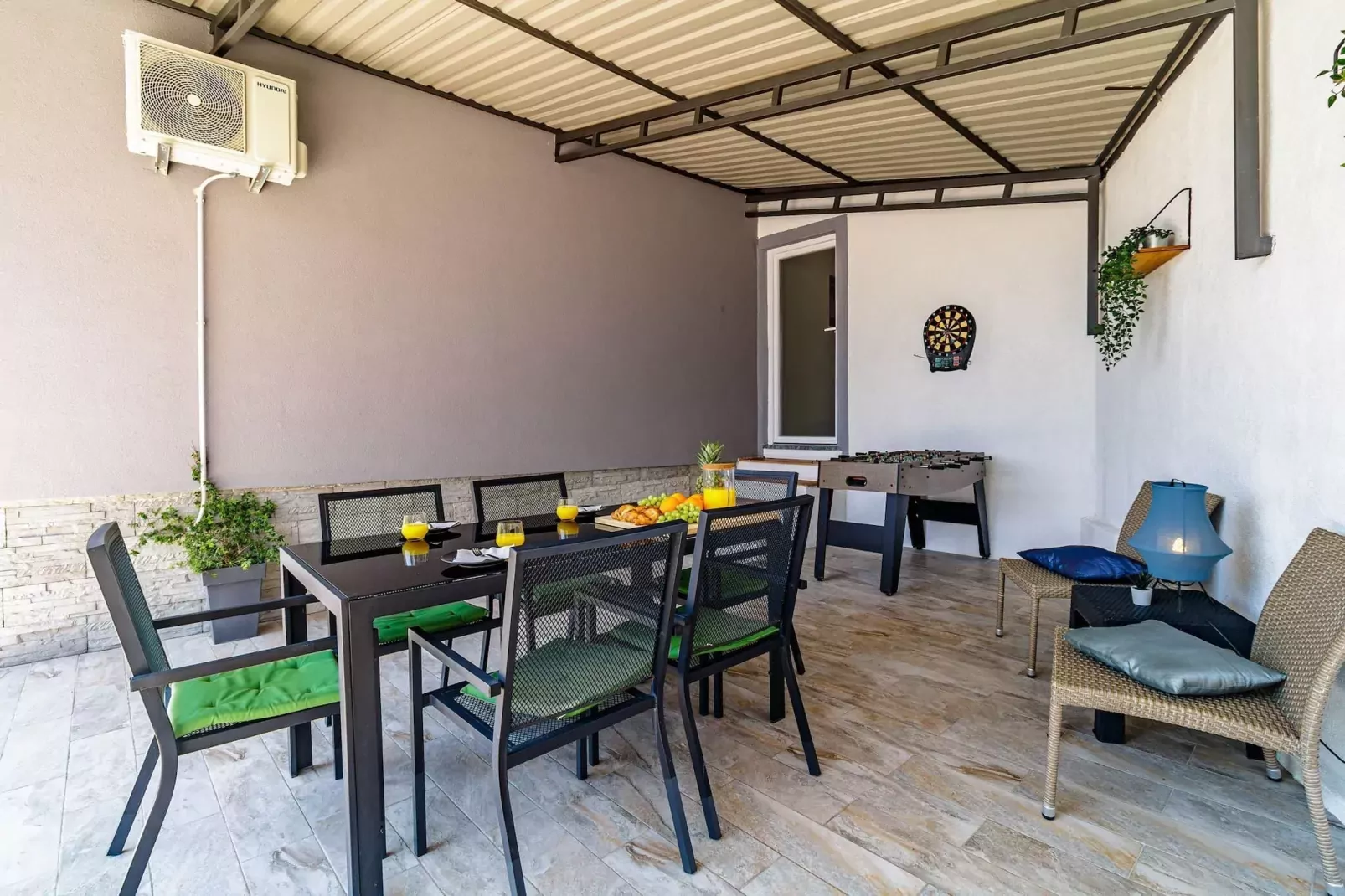 Holiday House Ulika with Private Pool-Terrasbalkon