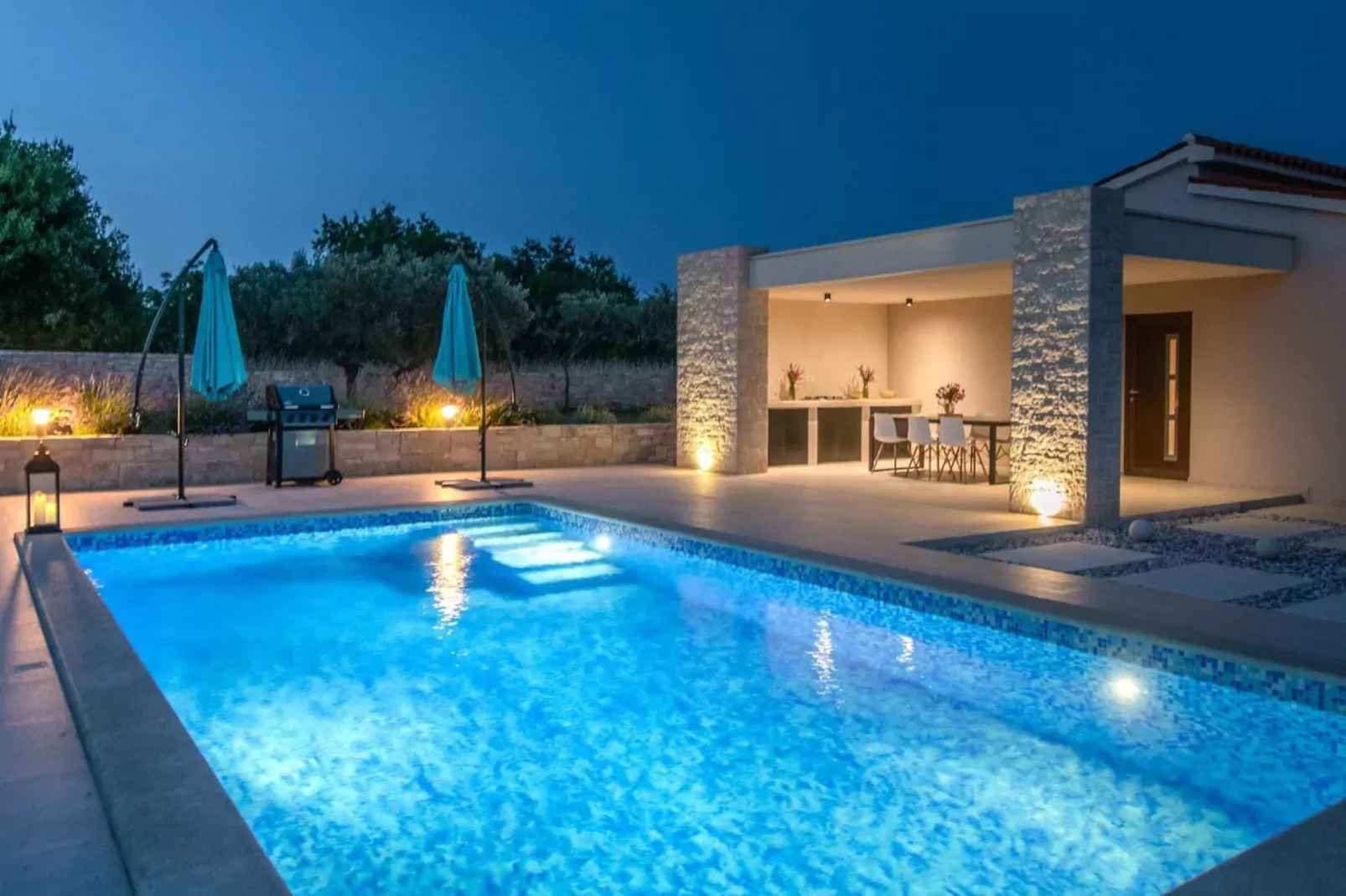 Villa Silentio with Jacuzzi and Pool (4+2)-Zwembad
